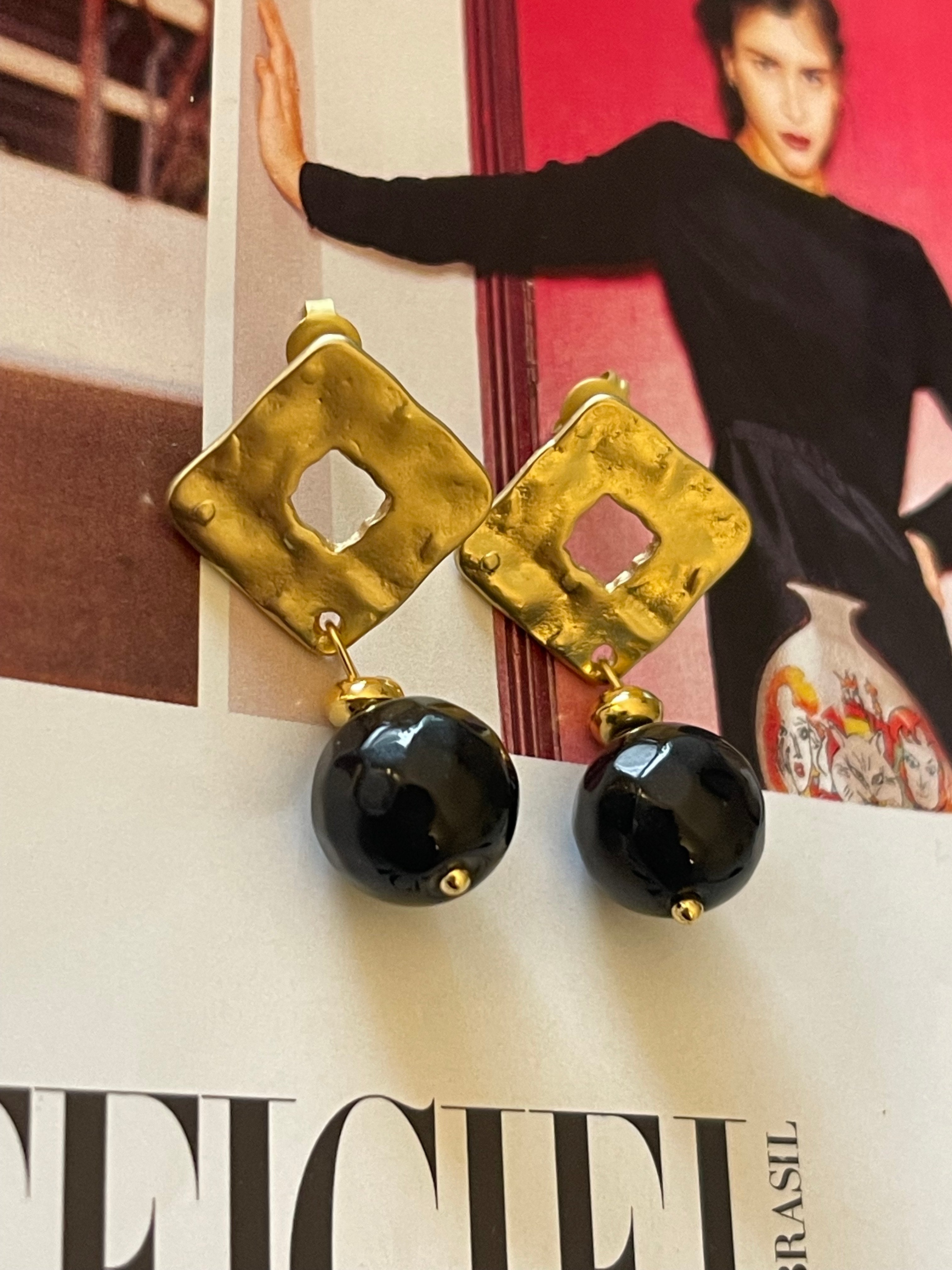 Aros Hippie Chic bañados en oro con elegante Agata facetada negra. Largo 3.8 cm.