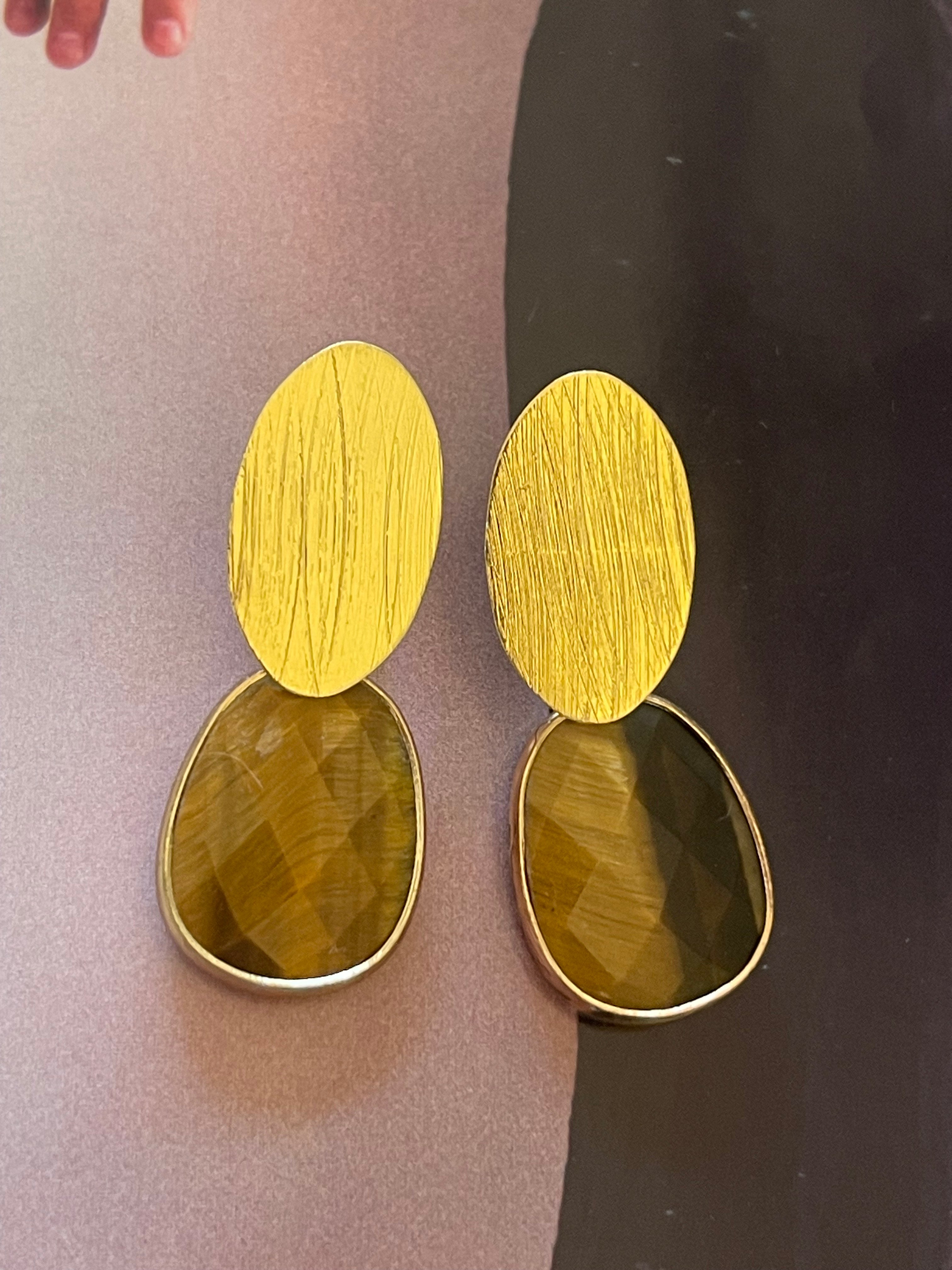 Aros Hippie Chic bañados en oro con elegante piedra natural Ojo de Tigre. Largo 4.3 cm.