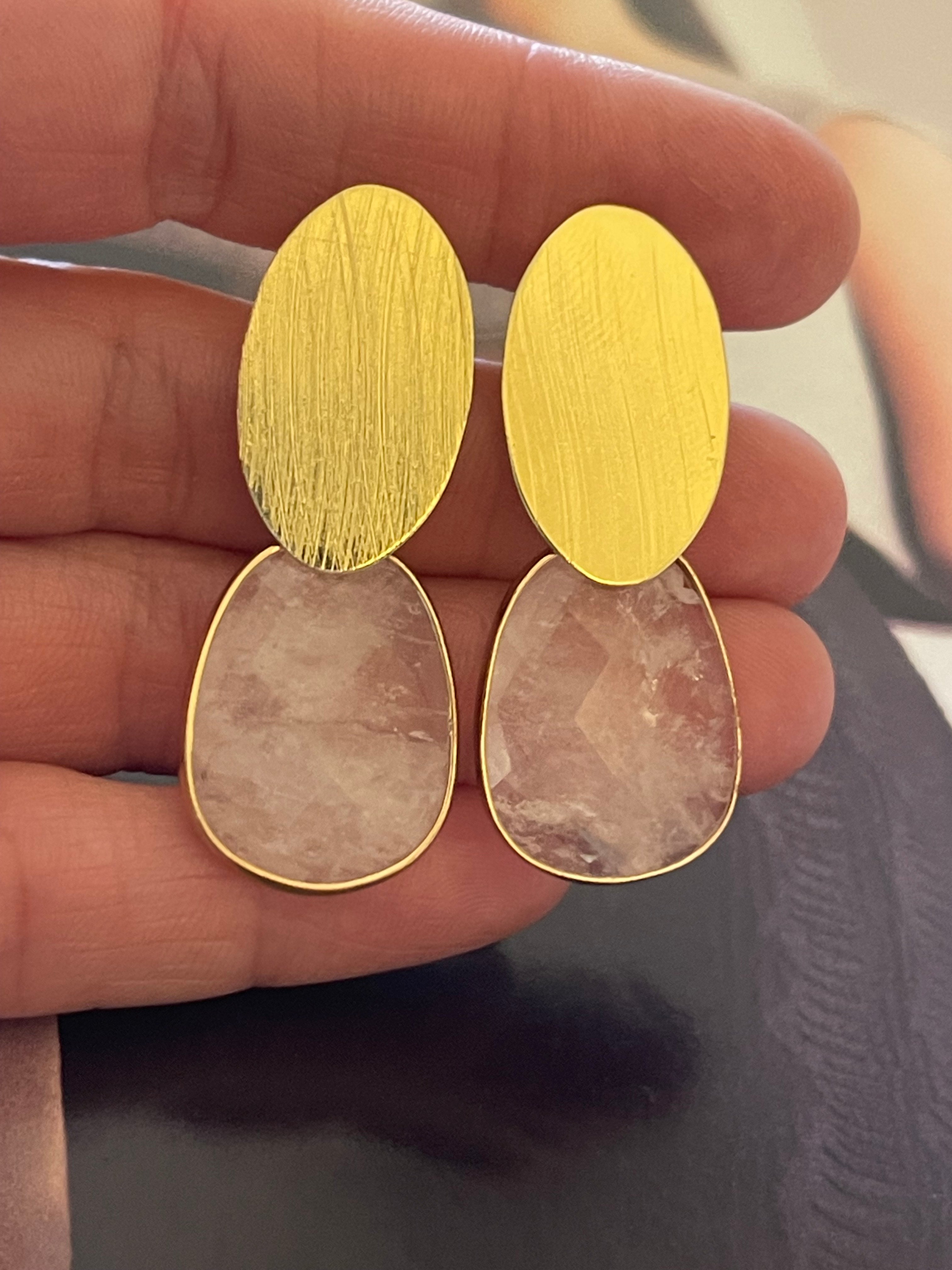 Aros Hippie Chic bañados en oro con elegante cuarzo natural facetado translusido. Largo 4.3 cm.