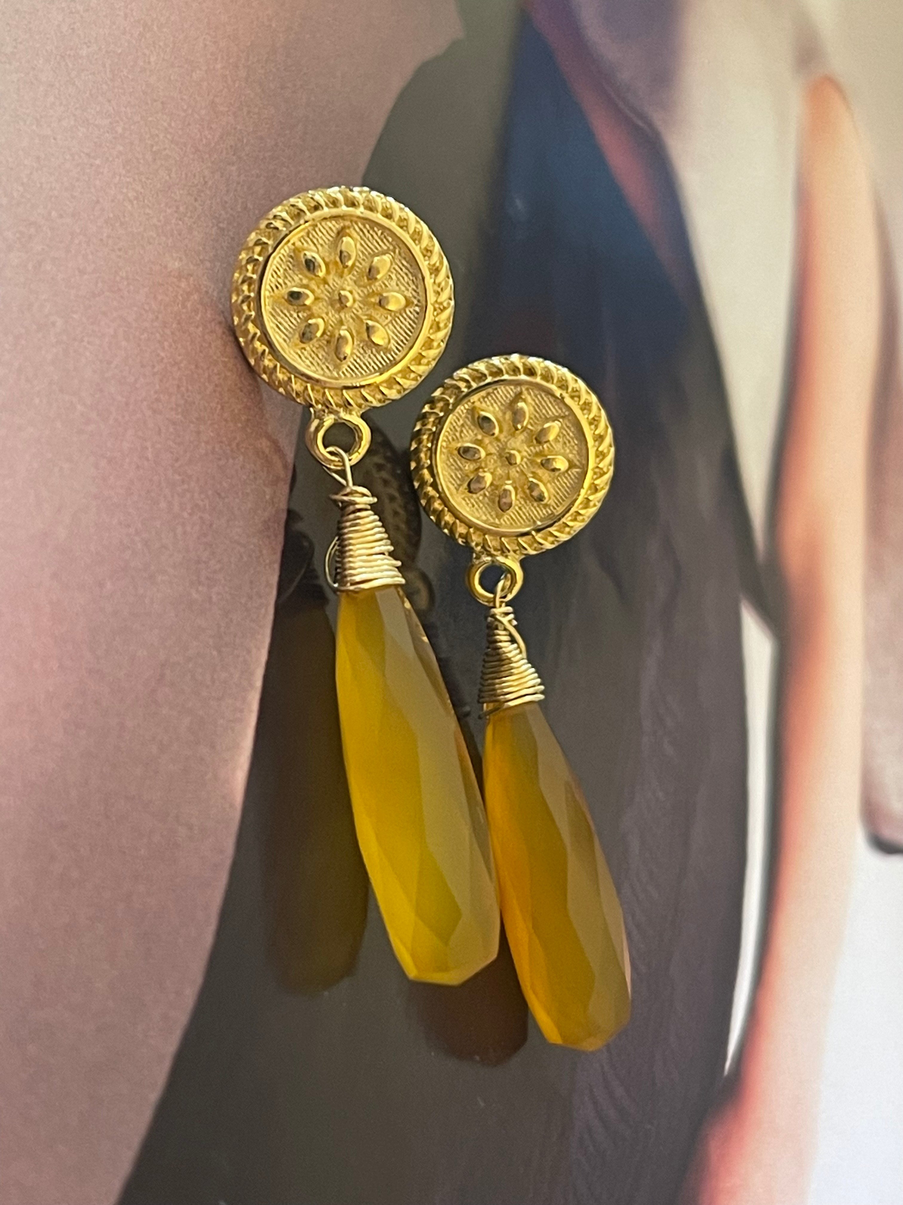 Aros Hippie Chic bañados en oro con fina piedra natural Calcedonia facetada en tonos caramelo coin precioso embarrilado en hilo de oro. Largo 5 cm.