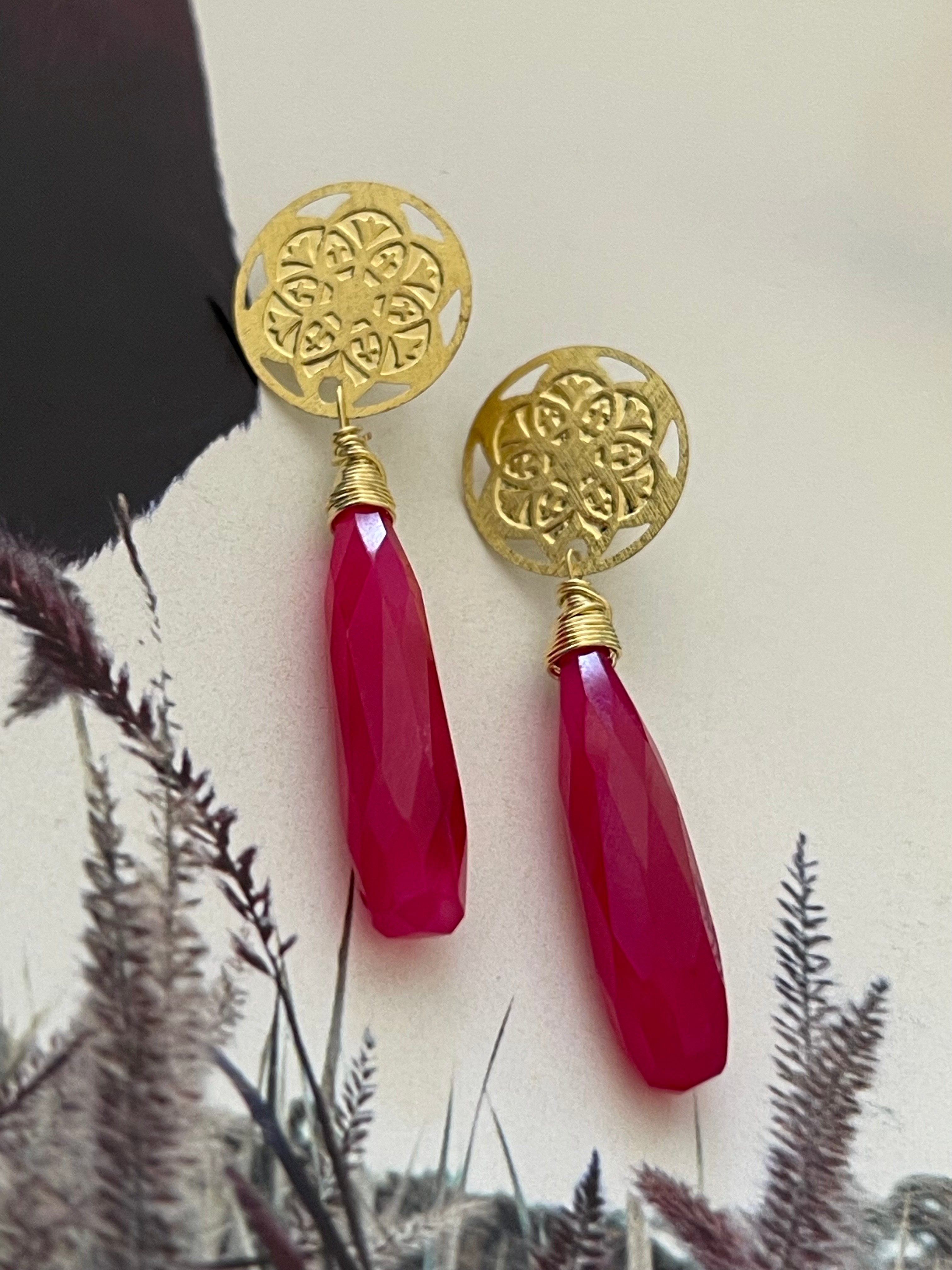 Aros Hippie Chic bañados en oro con elegante Calcedonia fucsia facetada y embarrilada con hilo de oro. Largo 5 cm.