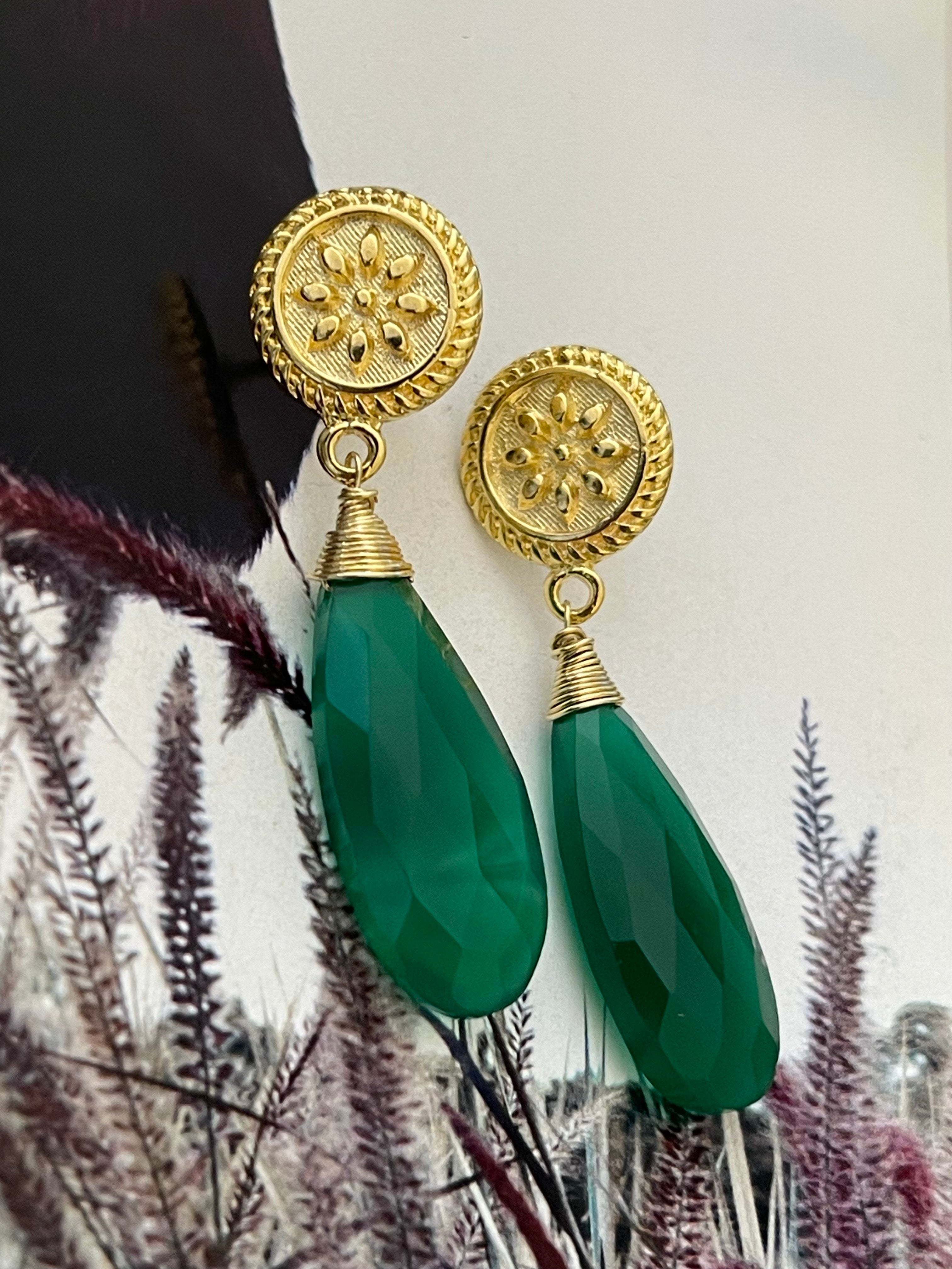 Aros Hippie Chic bañados en oro con espectacular piedra Onix verde facetada embarrilada con hilo de oro. Largo 5 cm.