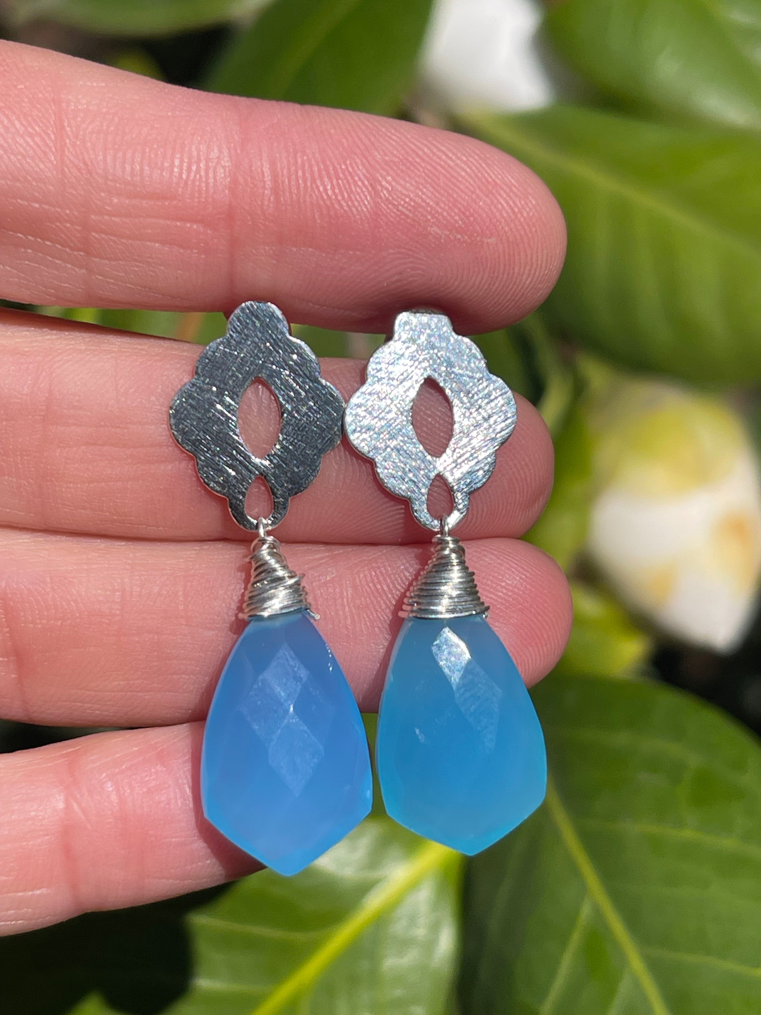Aros Hippie Chic bañados en plata y delicada piedra Calcedonia celeste embarrilada con hilo de plata. Largo 4 cm.m.
