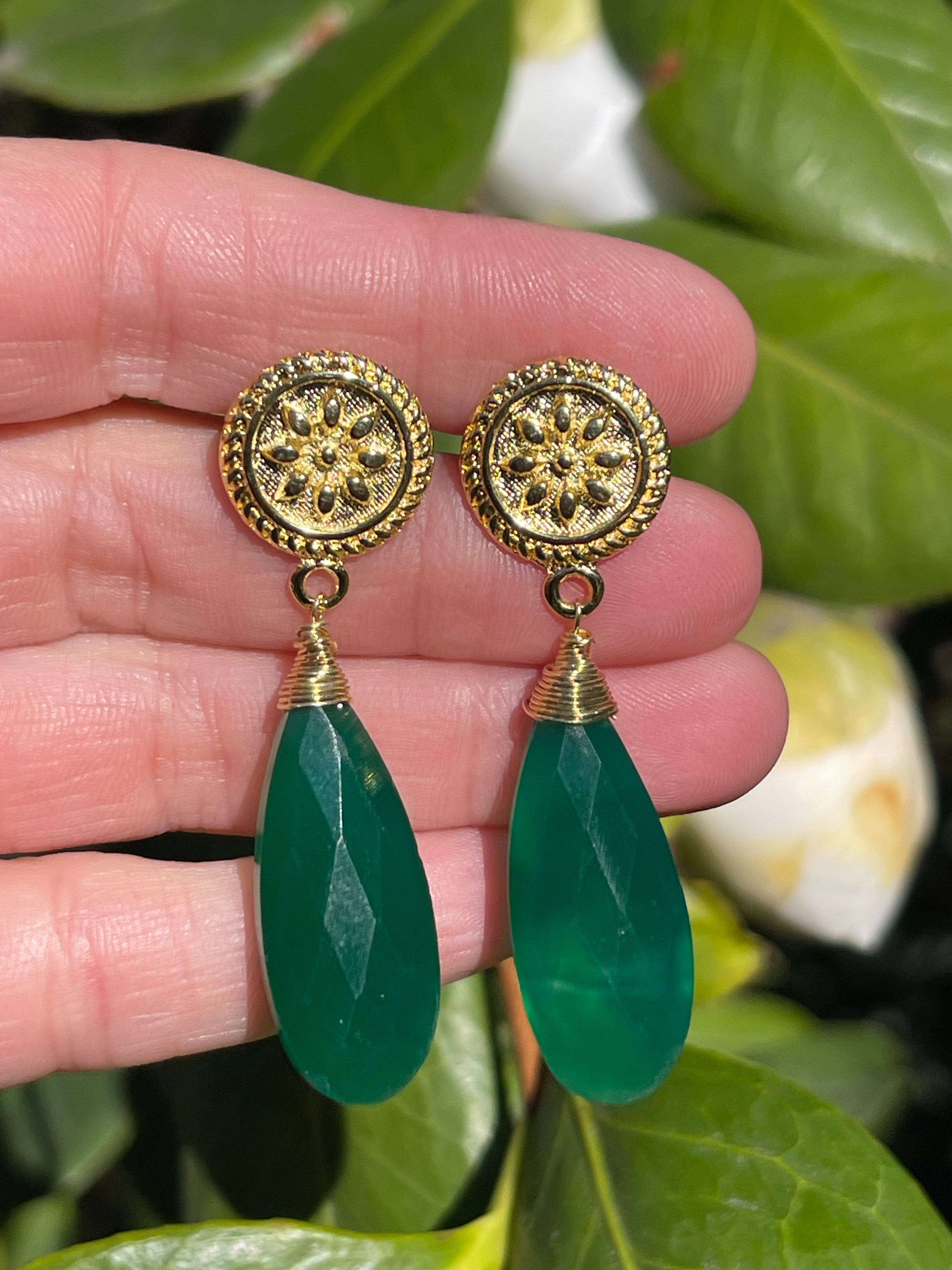 Aros Hippie Chic bañados en oro con espectacular piedra Onix verde facetada embarrilada con hilo de oro. Largo 5 cm.