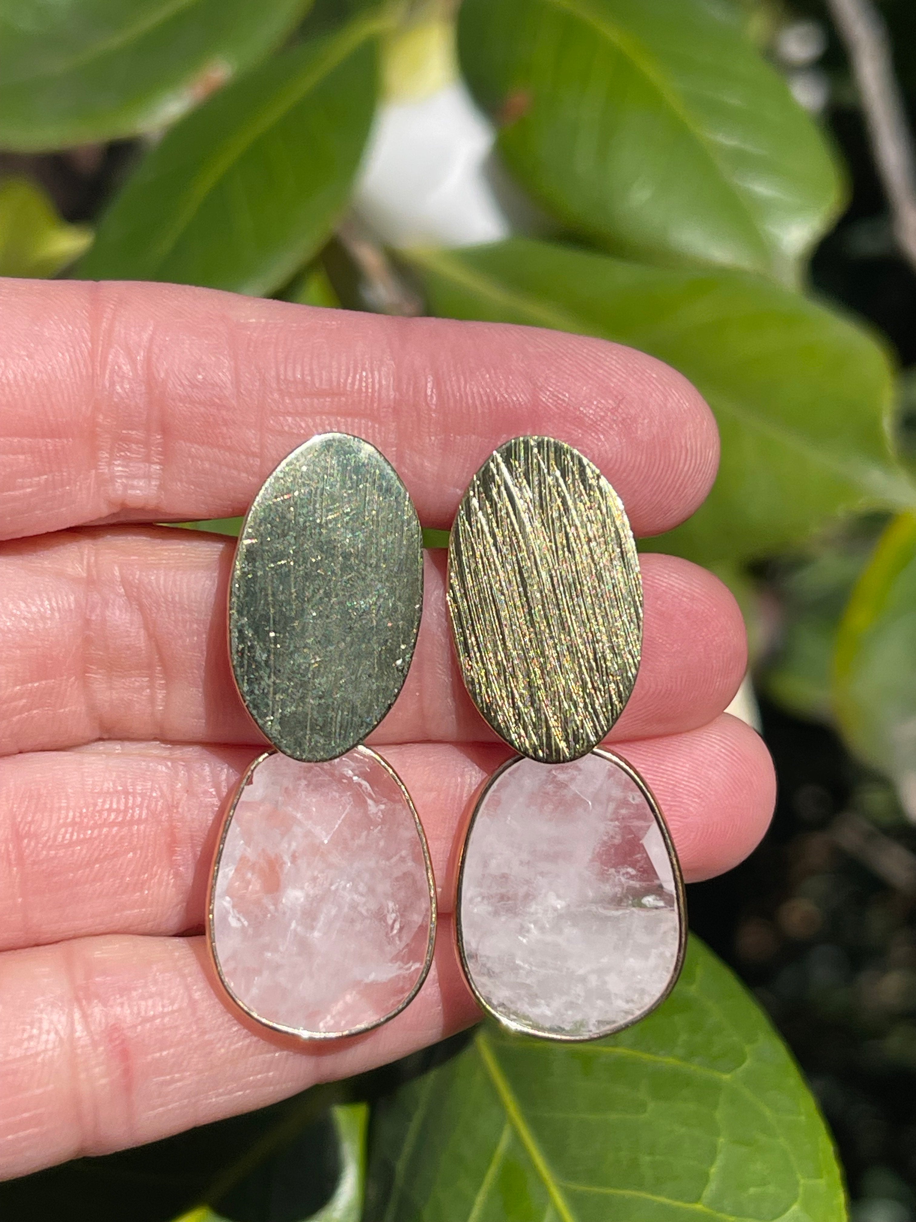 Aros Hippie Chic bañados en oro con elegante cuarzo natural facetado translusido. Largo 4.3 cm.