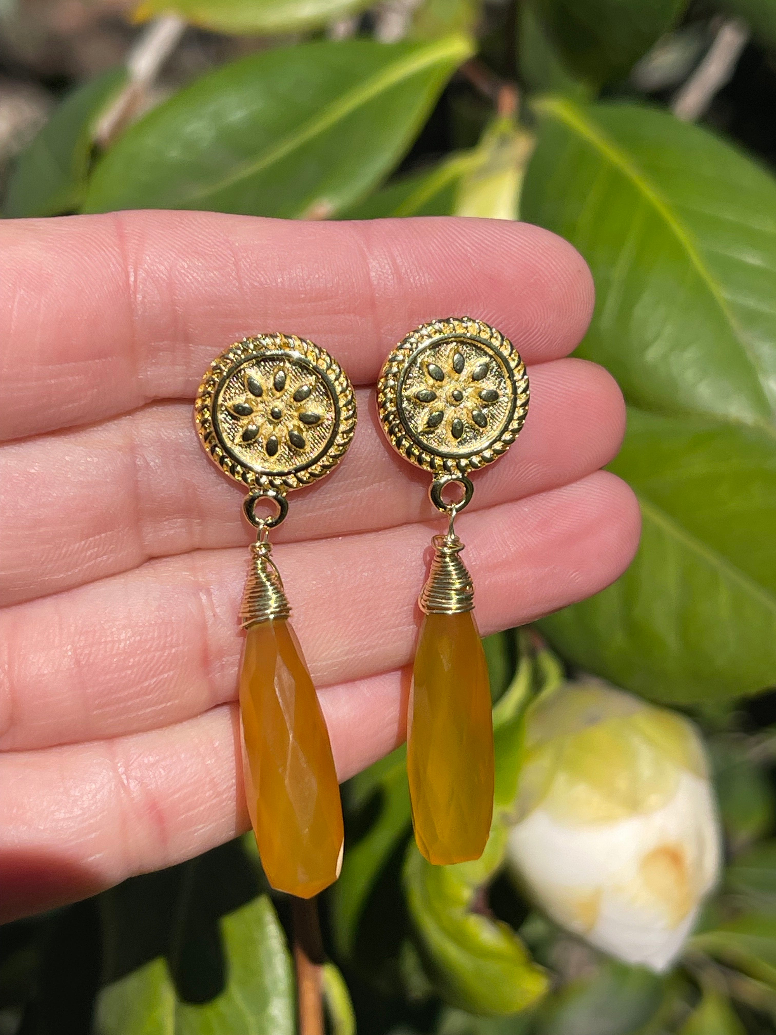 Aros Hippie Chic bañados en oro con fina piedra natural Calcedonia facetada en tonos caramelo coin precioso embarrilado en hilo de oro. Largo 5 cm.
