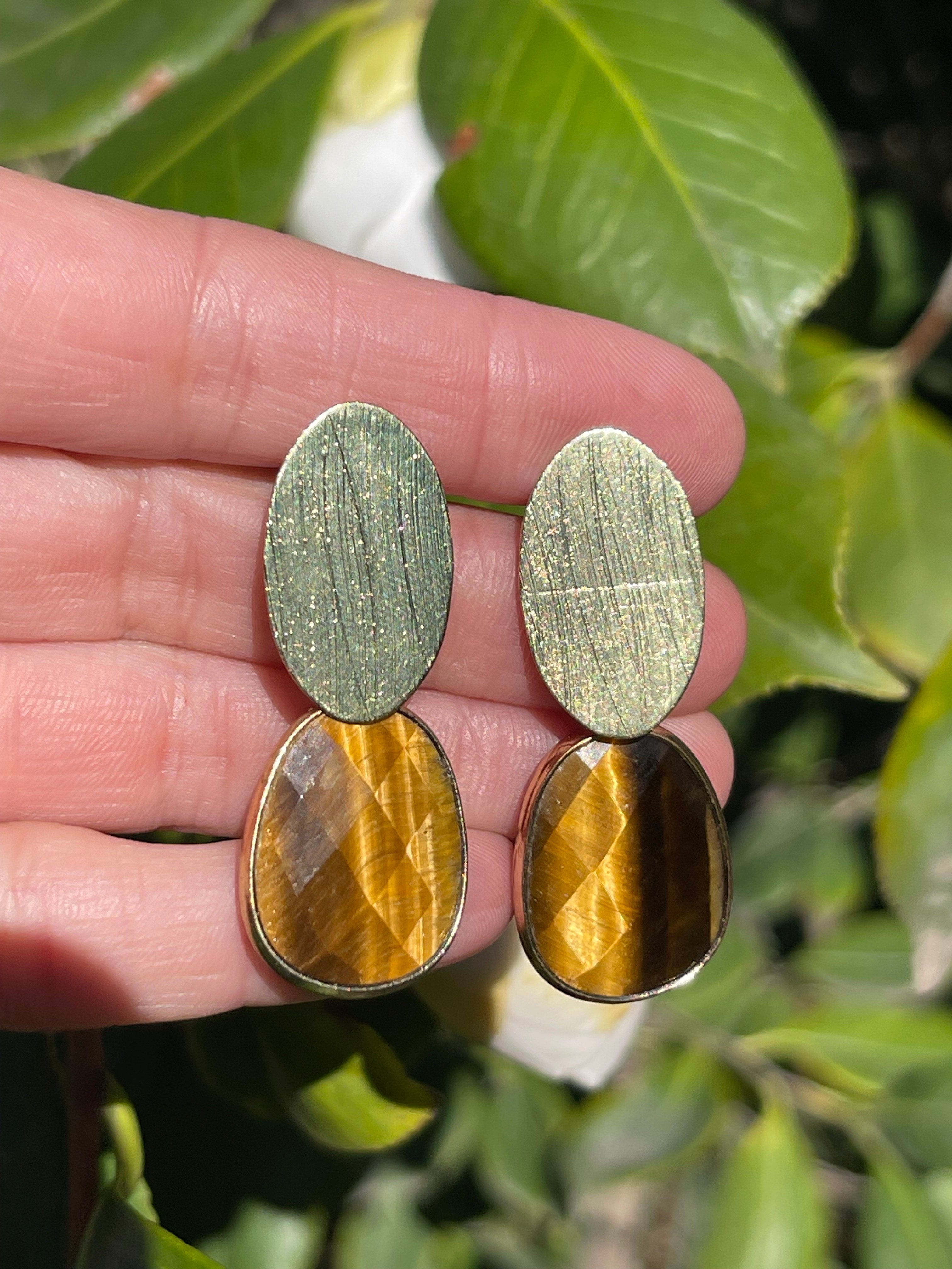 Aros Hippie Chic bañados en oro con elegante piedra natural Ojo de Tigre. Largo 4.3 cm.