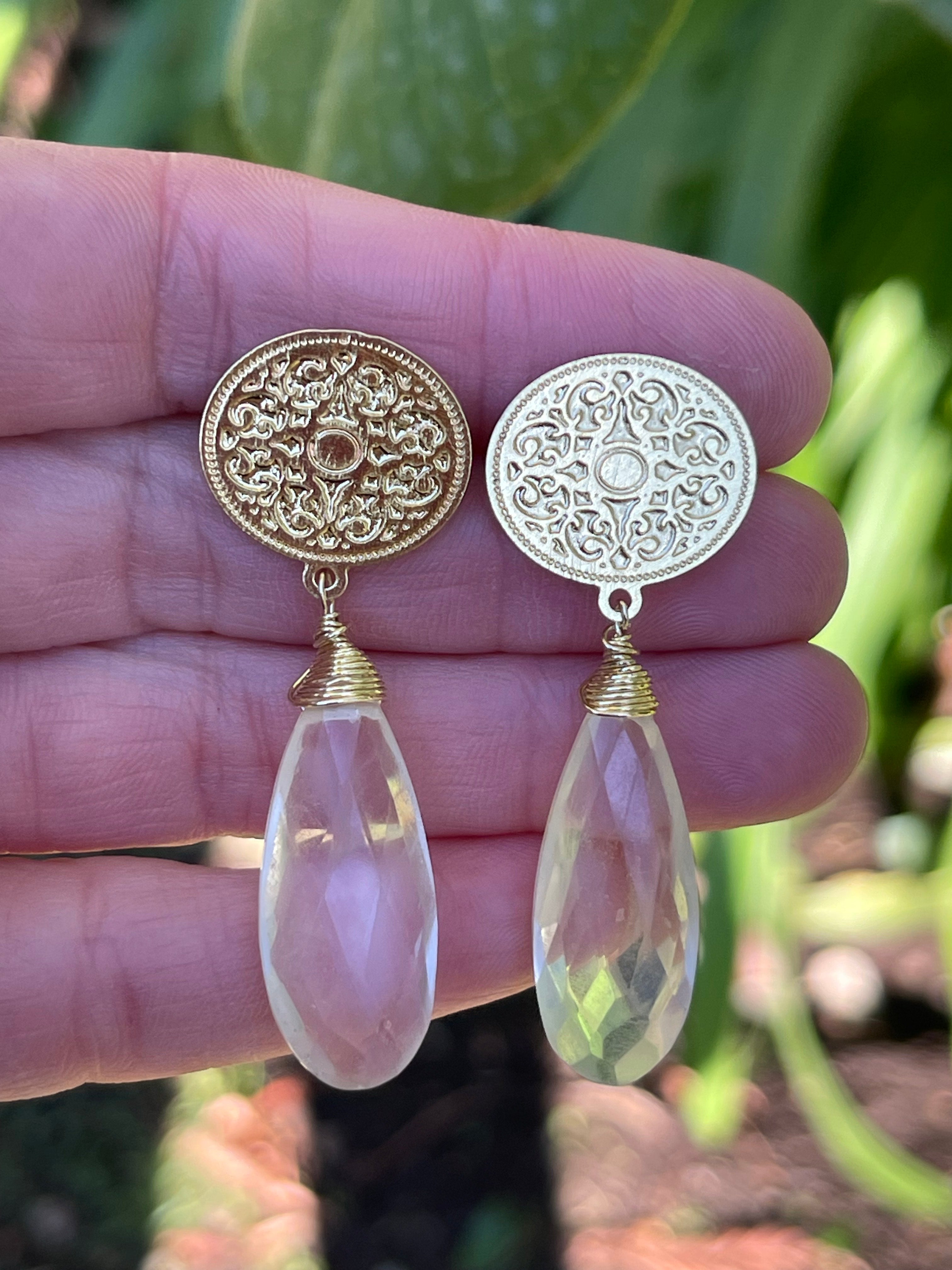 Aros Hippie Chic bañados en oro con espectacular cuarzo translucido facetado. Largo 5 cm.
