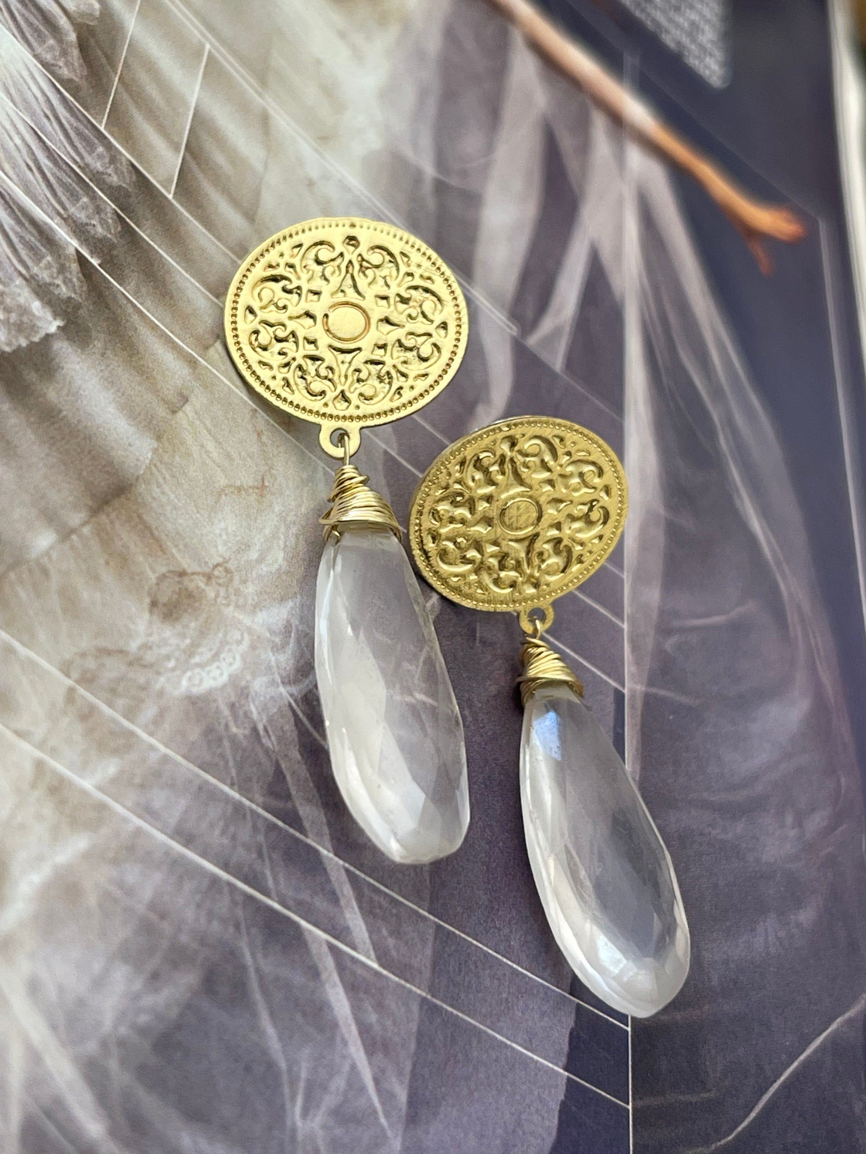 Aros Hippie Chic bañados en oro con espectacular cuarzo translucido facetado. Largo 5 cm.