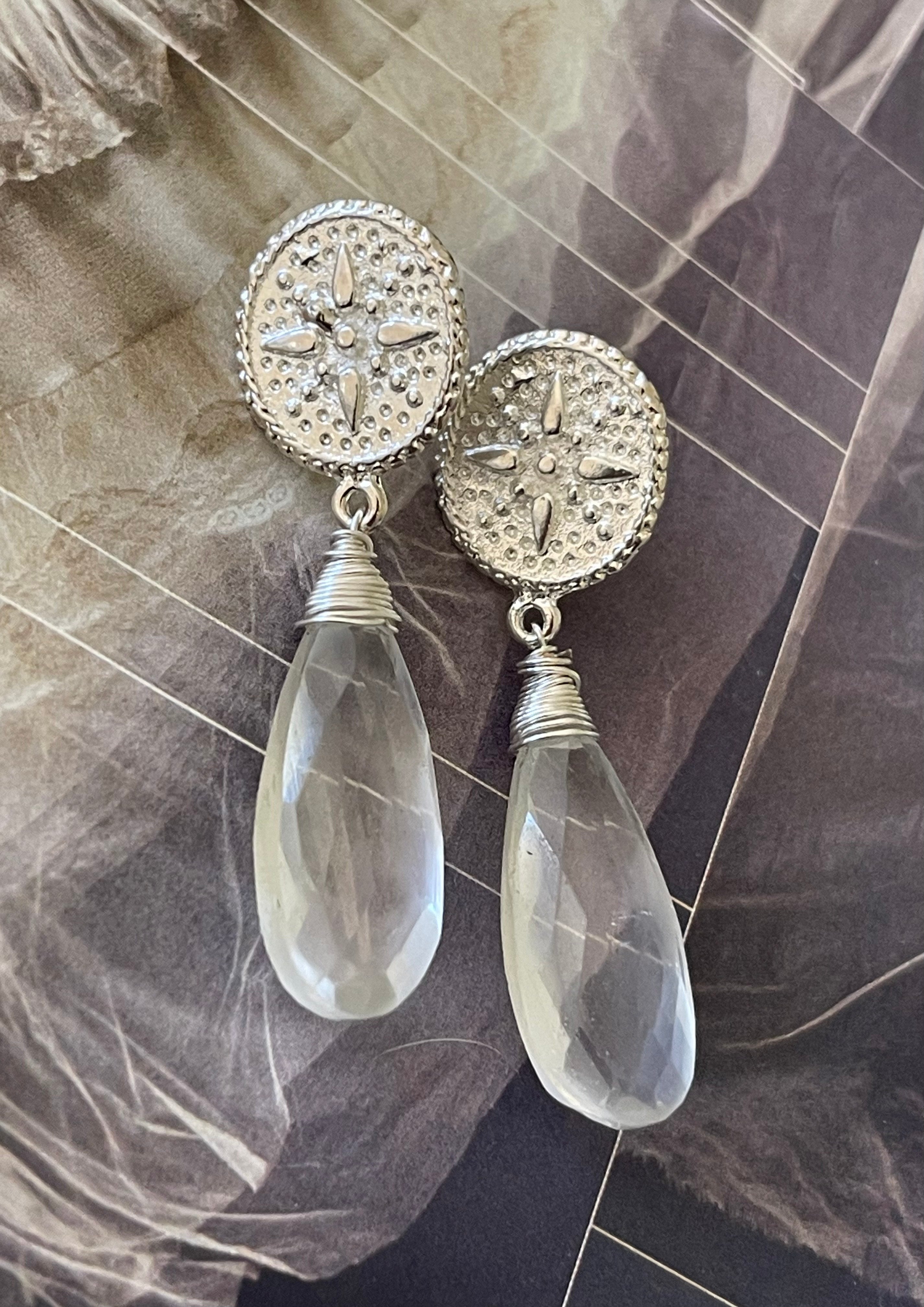 Aros Hippie Chic bañados en plata con elegante cuarzo translusido facetado natural. Largo 5.4 cm.