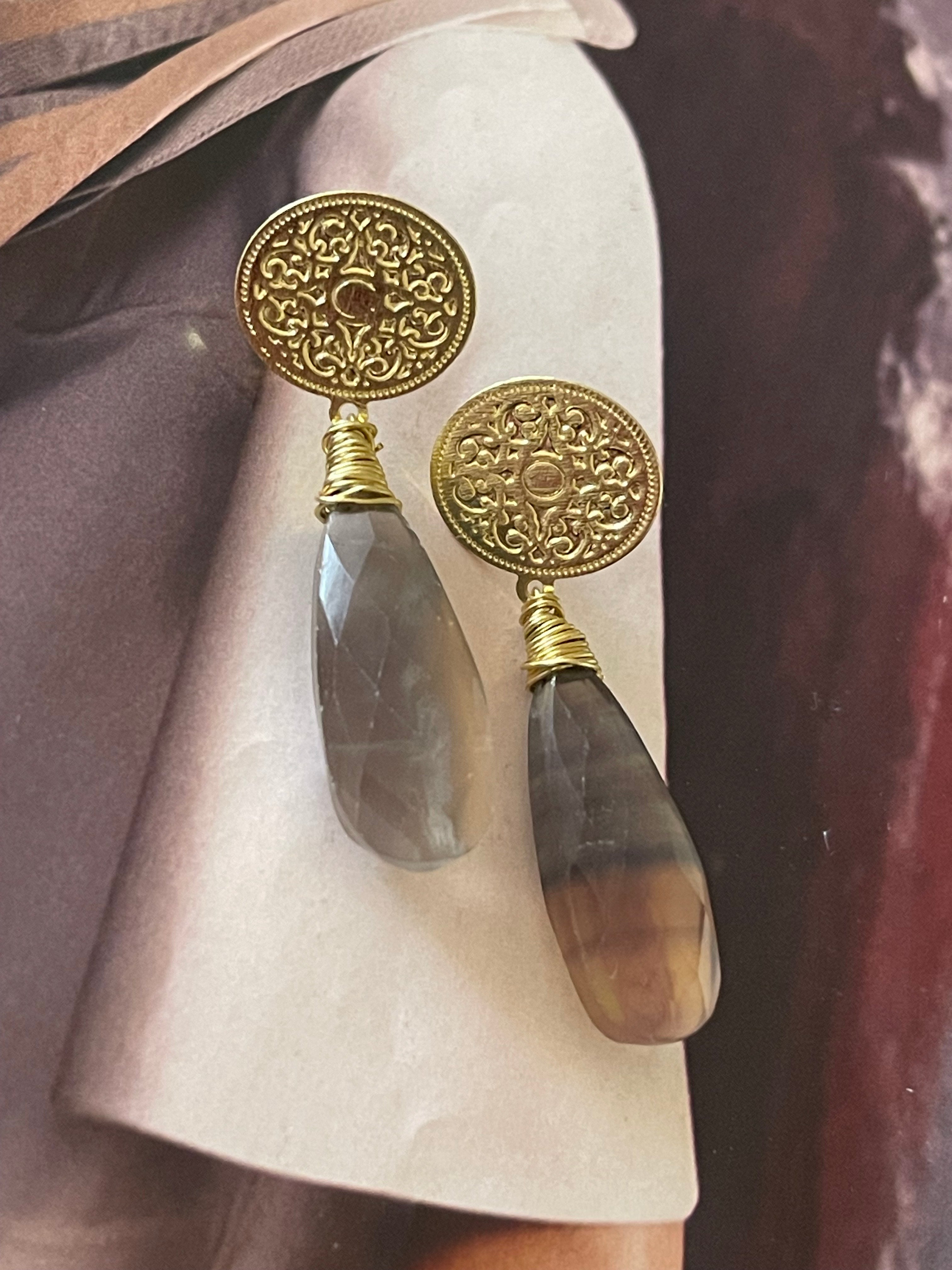 Aros Hippie Chic bañados en oro coin elegante piedra natural Fluorita, Largo 5.3 cm.