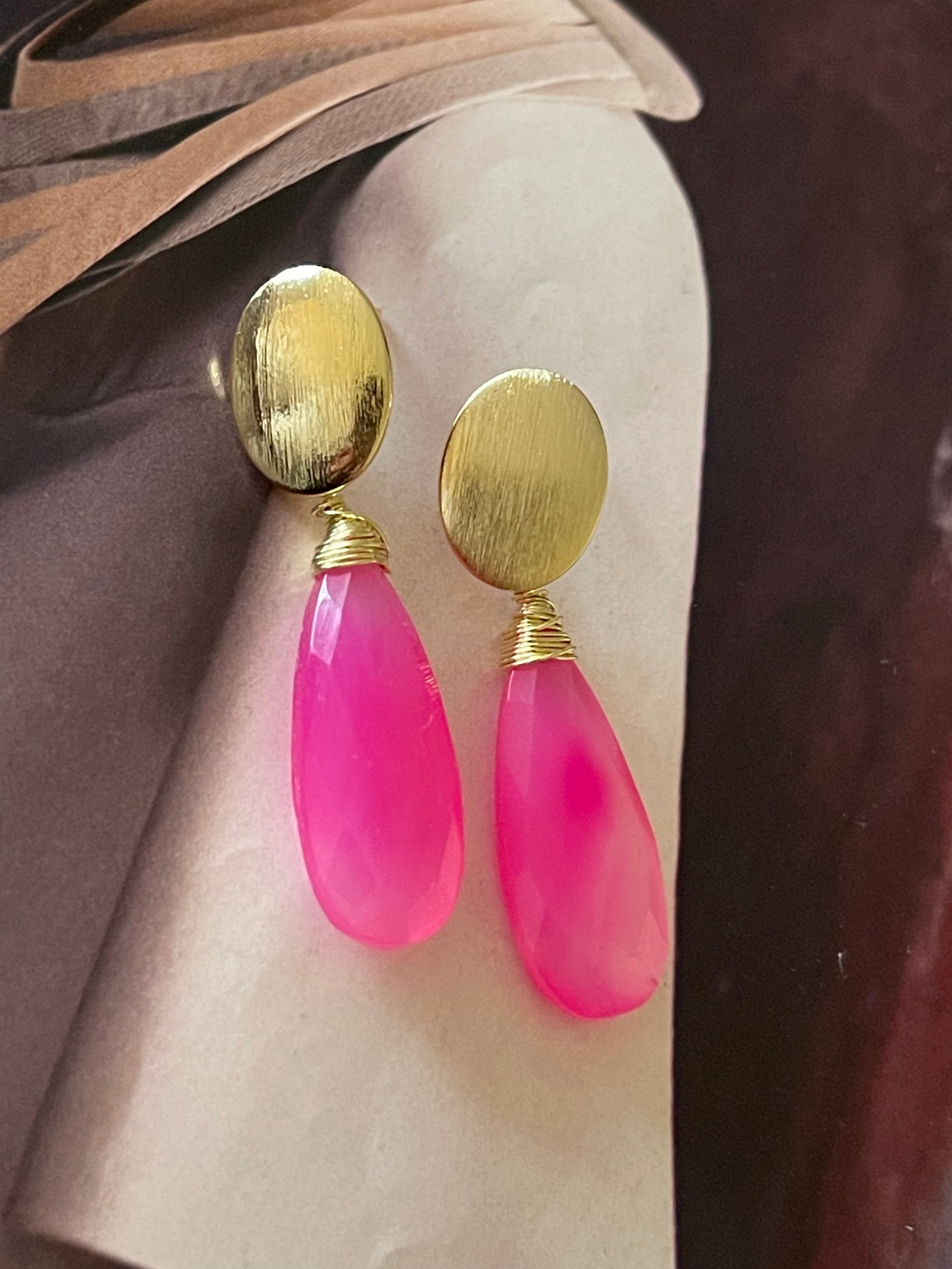 Aros Hippie Chic bañados en oro con alegre piedra natural Calcedonia fucsia. Largo 5 cm.