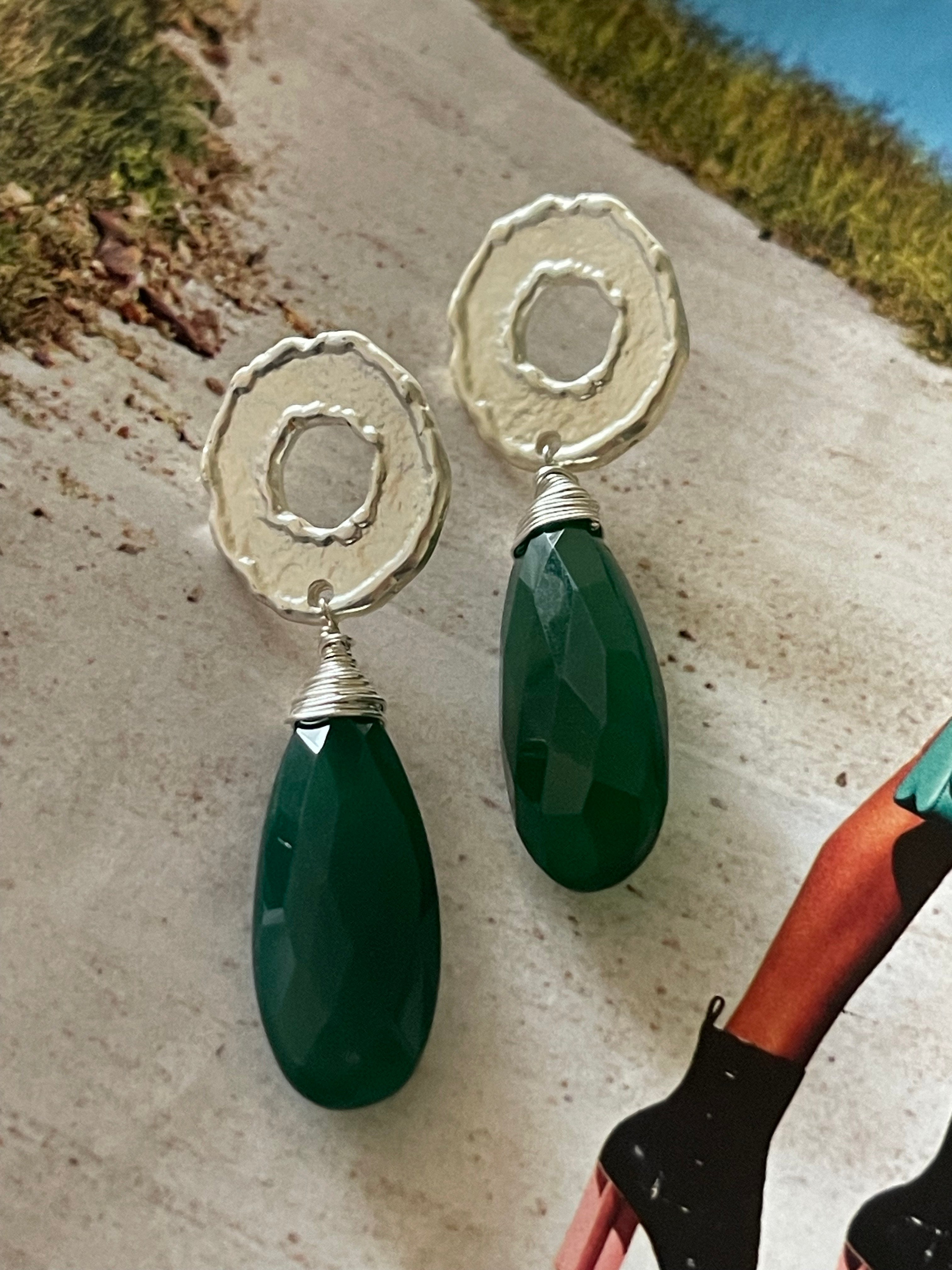 Aros Hippie Chic bañados en plata con espectacular piedra natural Onix verde facetada. Largo 5.3 cm.