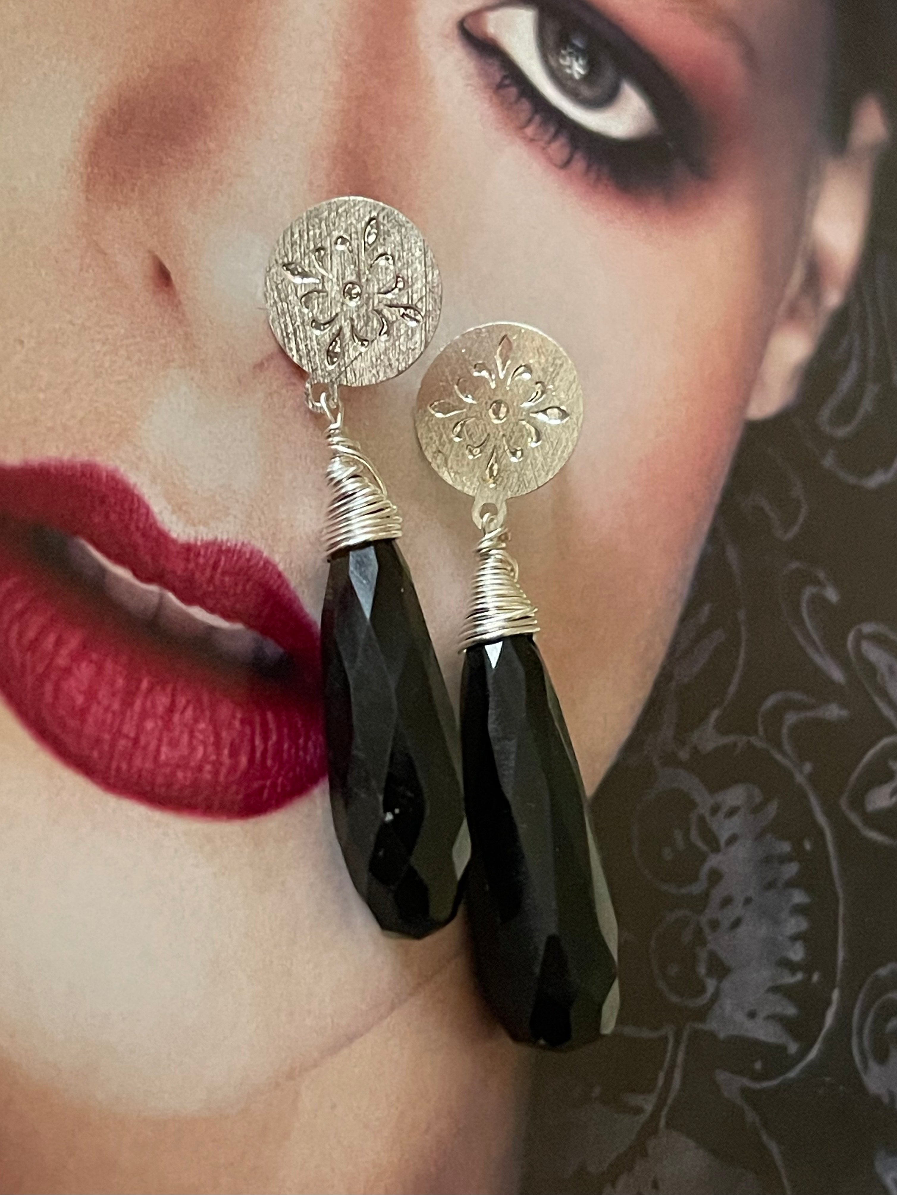 Aros Hippie Chic bañados en plata con elegante piedra Onix natural facetada. Largo 5 cm.