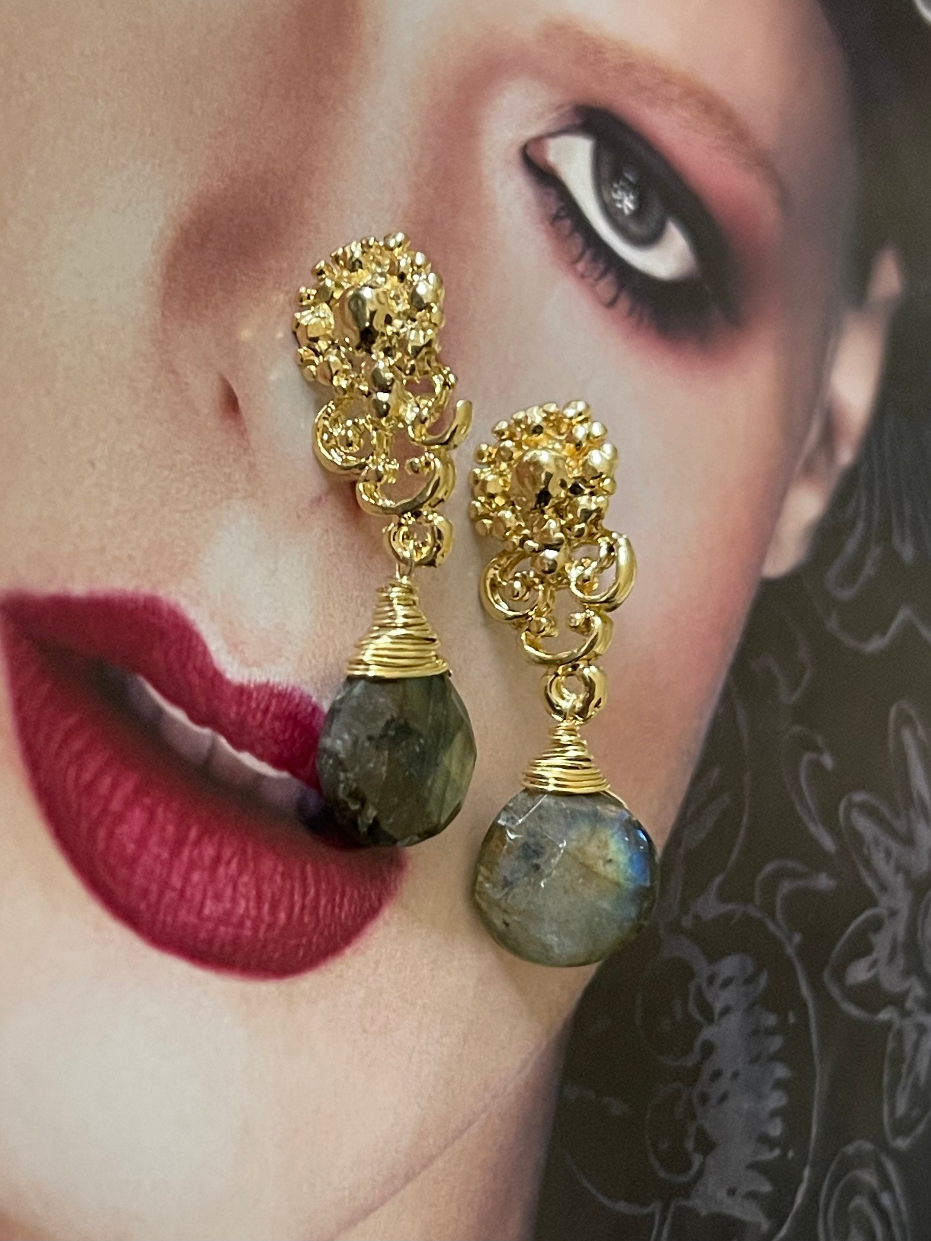 Aros Hippie Chic bañados en oro con espectacular piedra natural Labradorita. Largo 3.7 c.