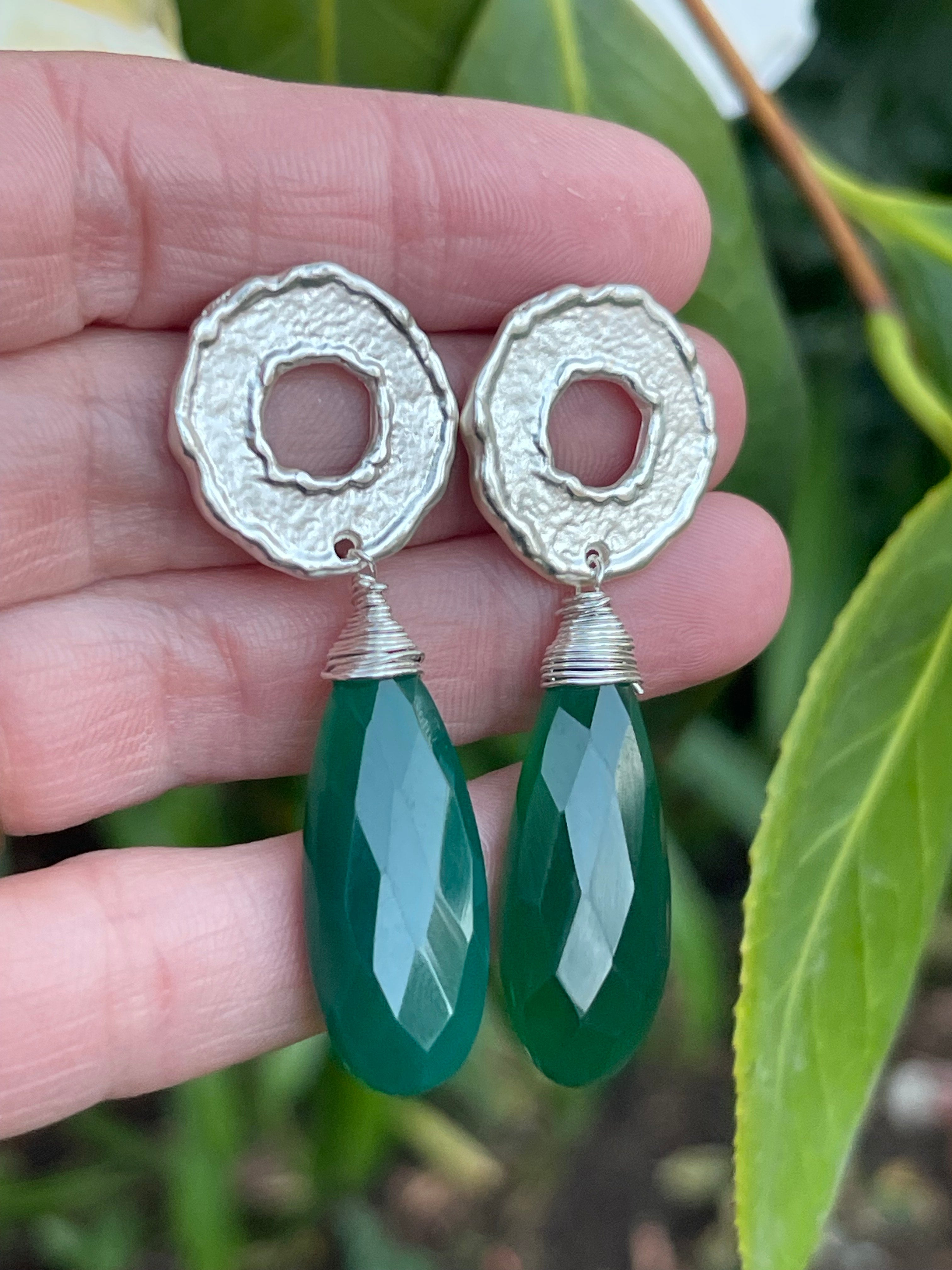 Aros Hippie Chic bañados en plata con espectacular piedra natural Onix verde facetada. Largo 5.3 cm.