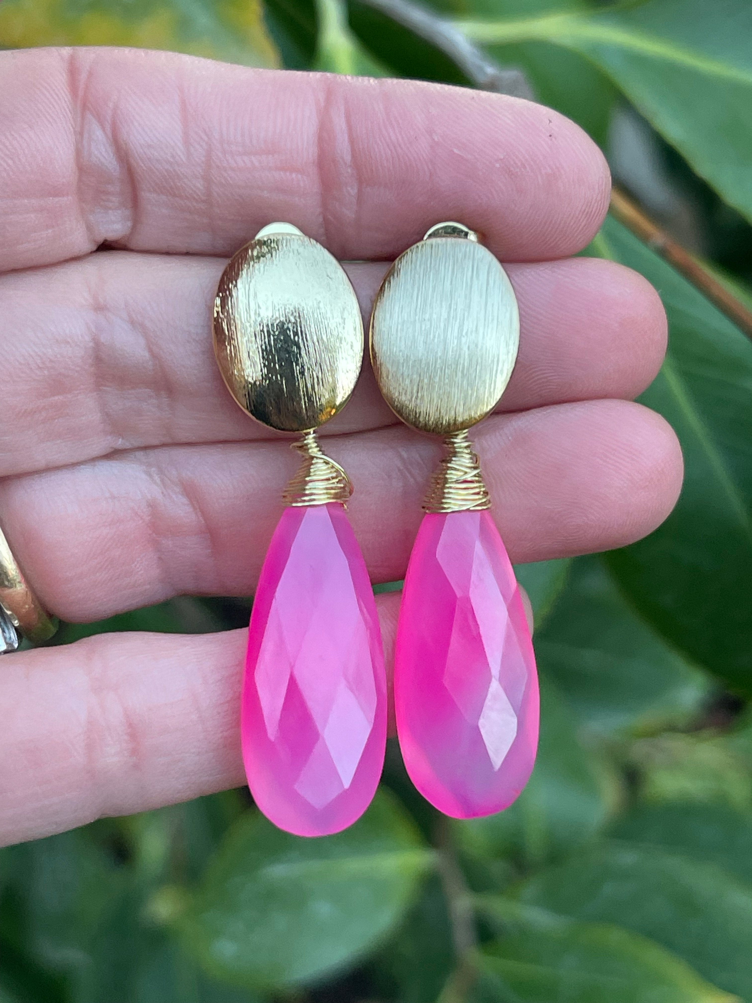 Aros Hippie Chic bañados en oro con alegre piedra natural Calcedonia fucsia. Largo 5 cm.