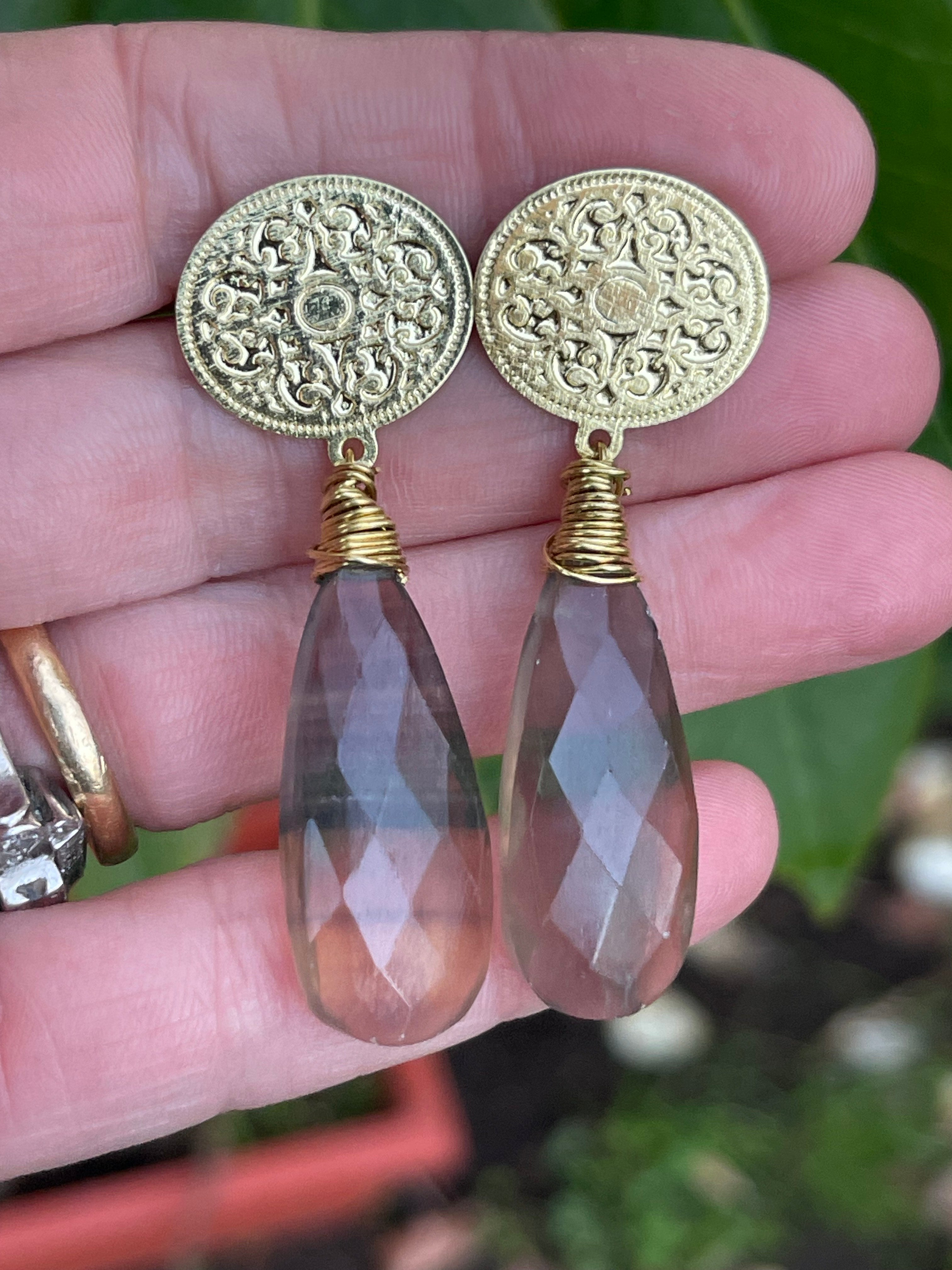 Aros Hippie Chic bañados en oro coin elegante piedra natural Fluorita, Largo 5.3 cm.