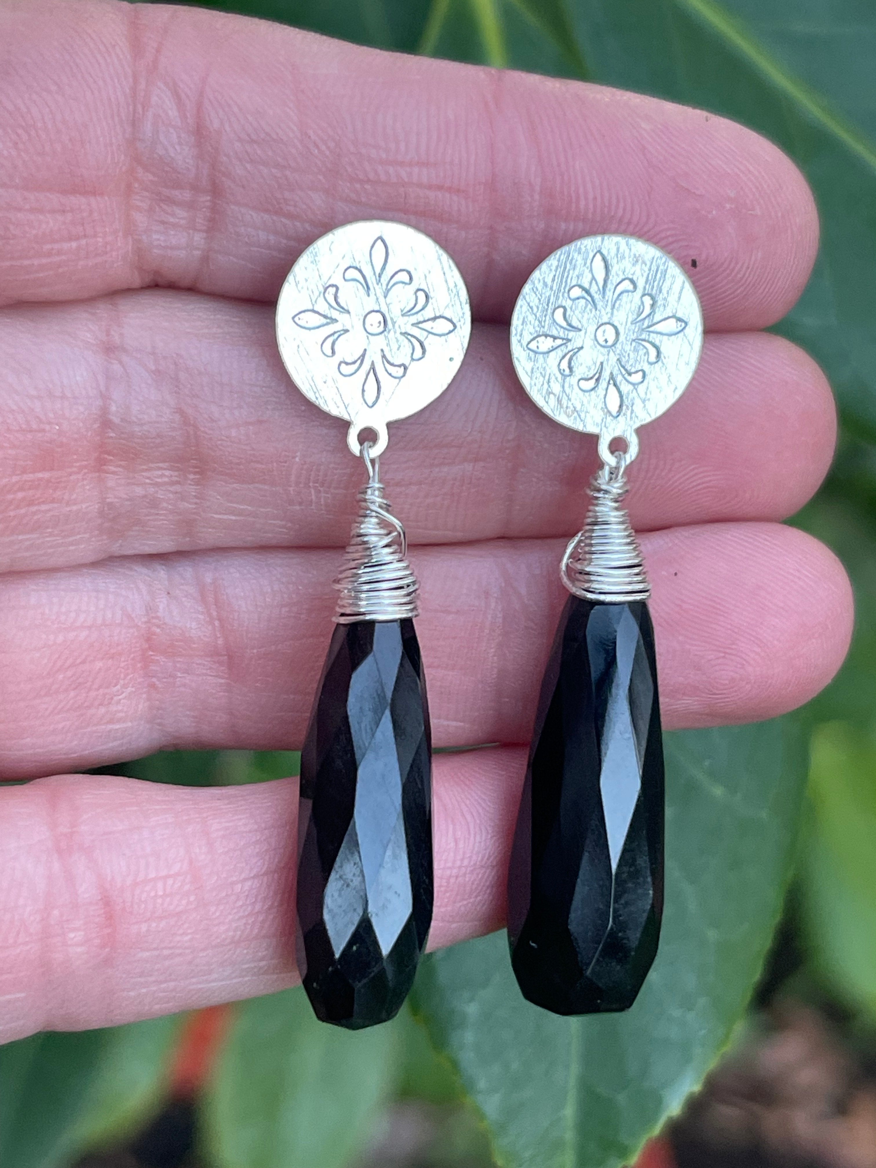 Aros Hippie Chic bañados en plata con elegante piedra Onix natural facetada. Largo 5 cm.