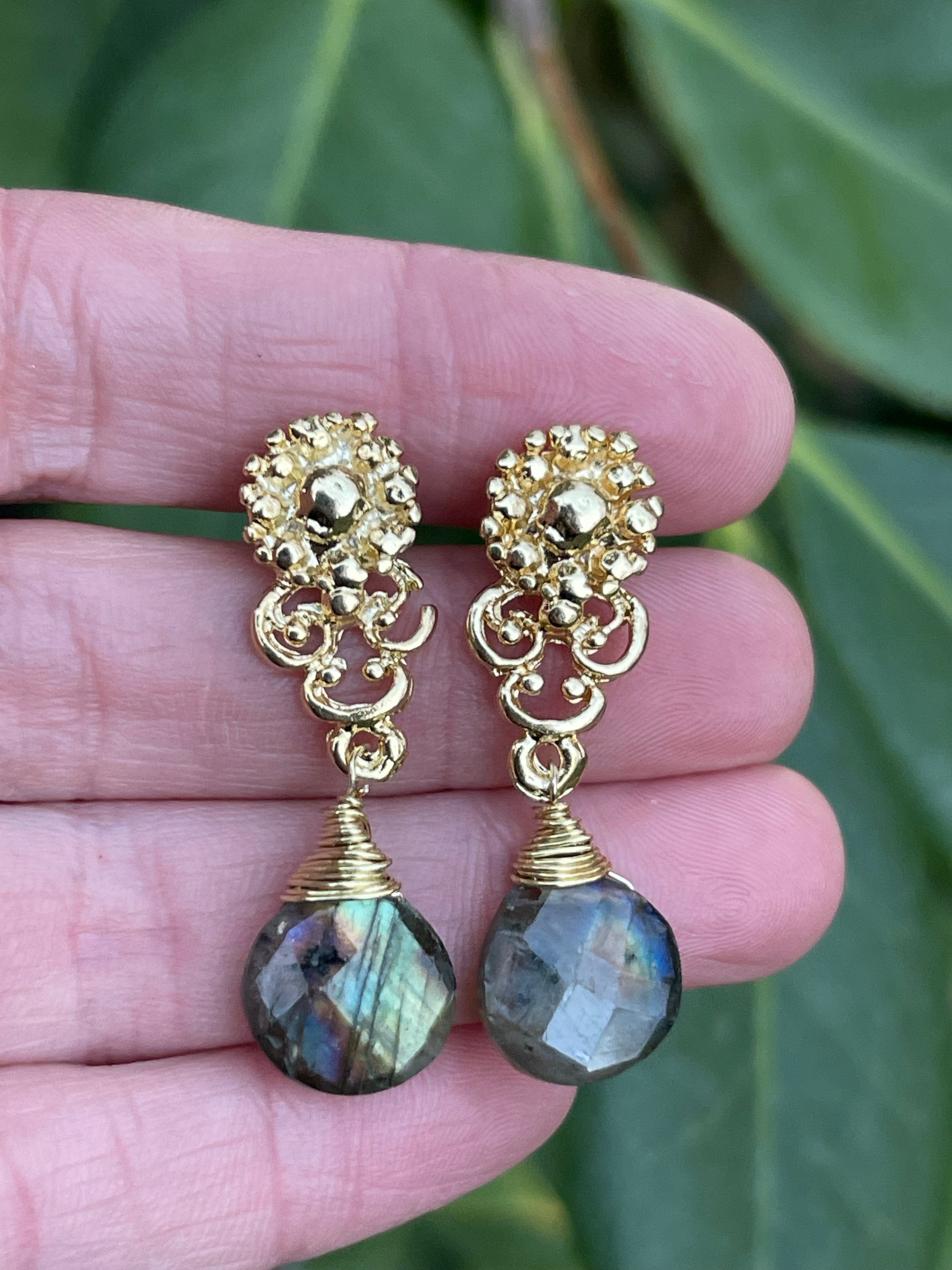 Aros Hippie Chic bañados en oro con espectacular piedra natural Labradorita. Largo 3.7 c.