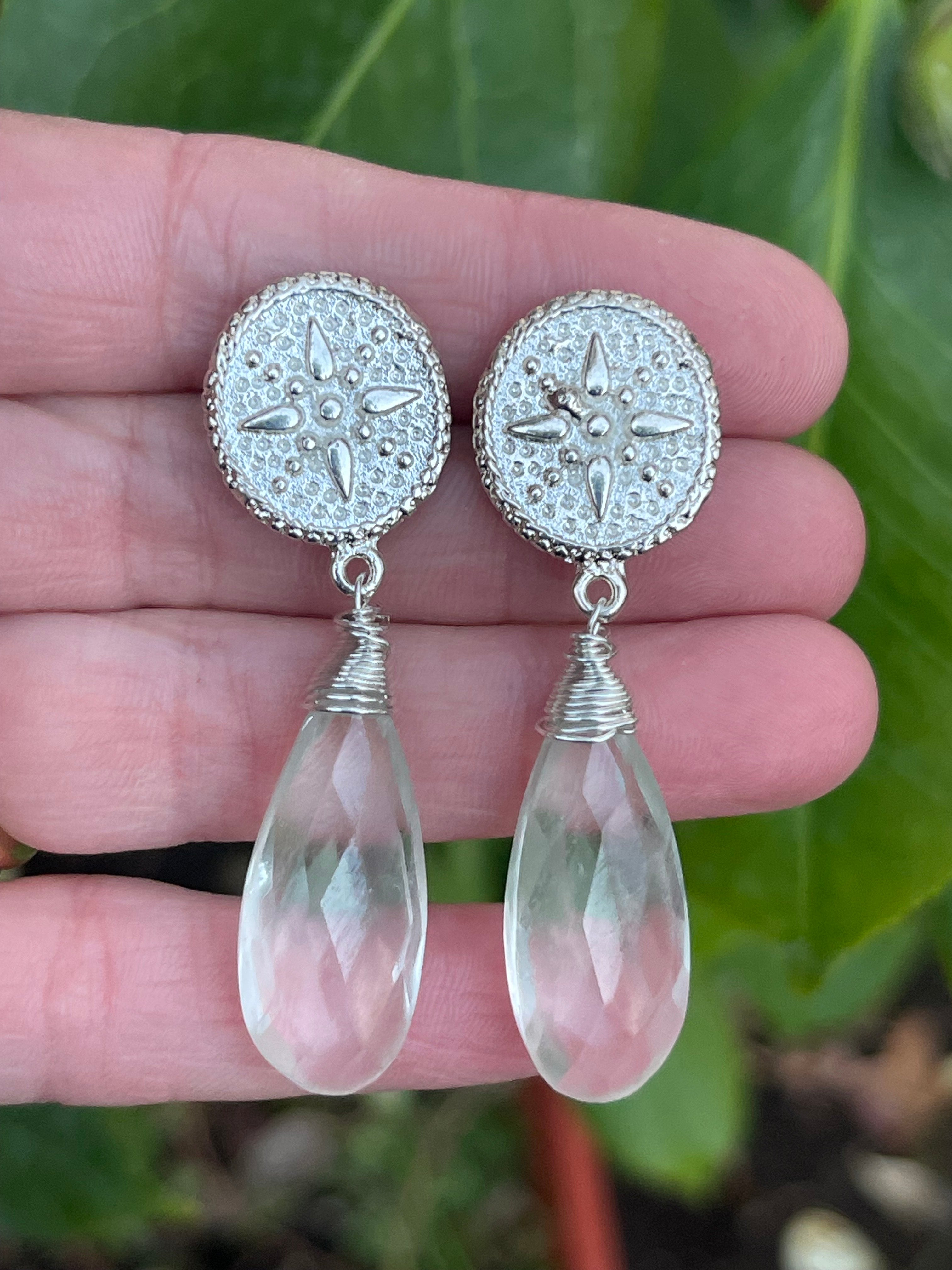Aros Hippie Chic bañados en plata con elegante cuarzo translusido facetado natural. Largo 5.4 cm.