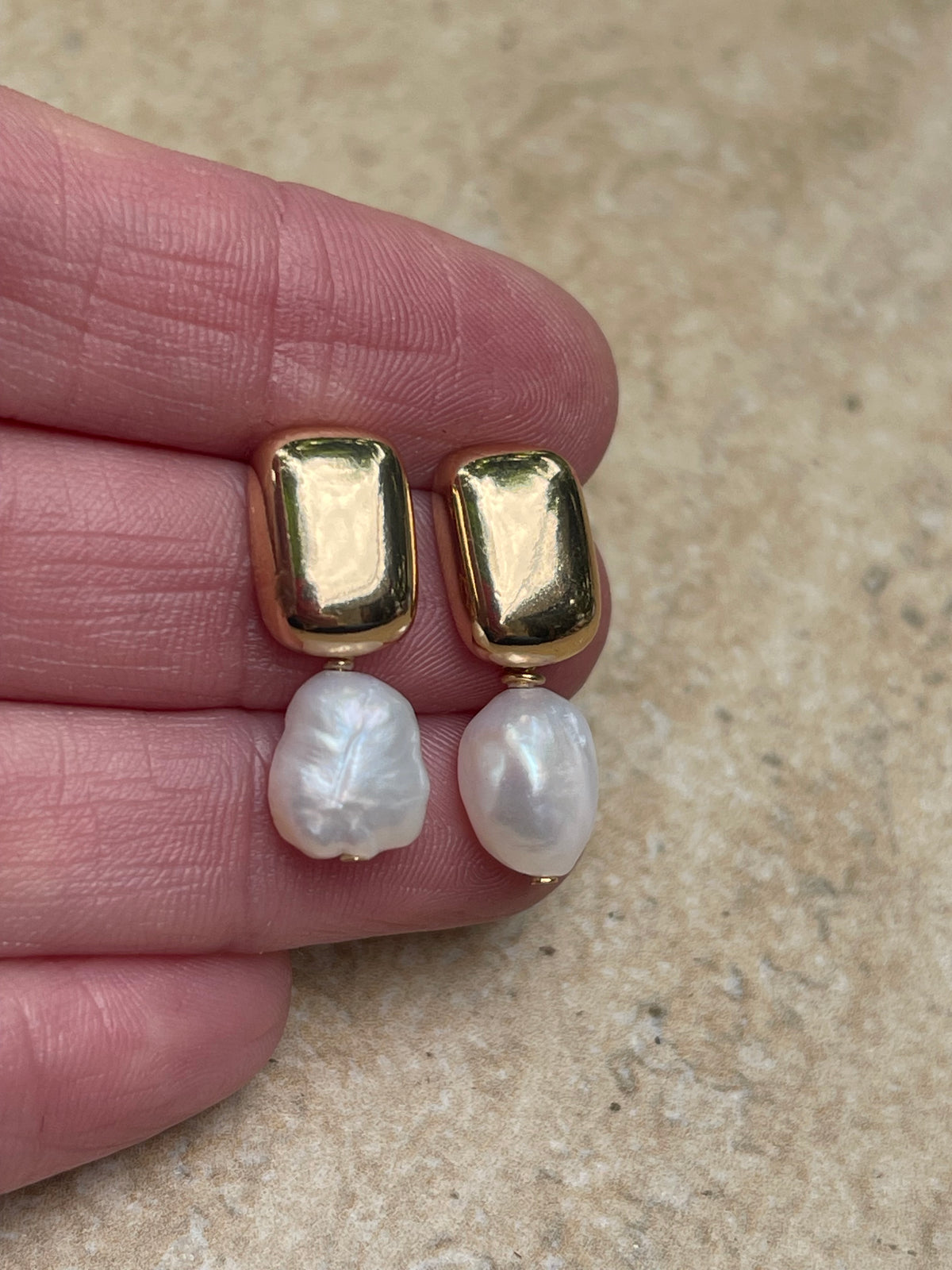 Aros bañados en oro con elegante perla natural blanca — foto 7