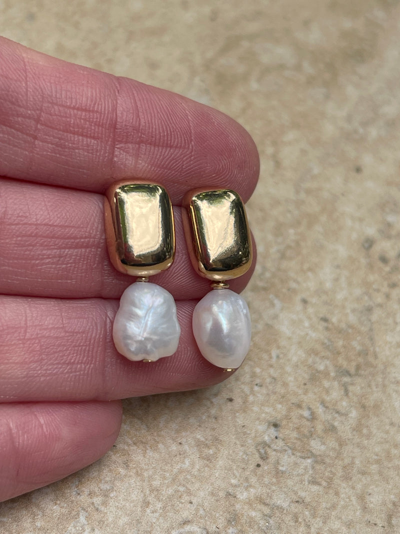 Aros bañados en oro con elegante perla natural blanca — foto 7