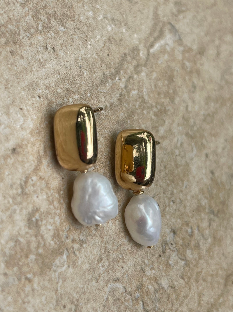 Aros bañados en oro con elegante perla natural blanca — foto 9