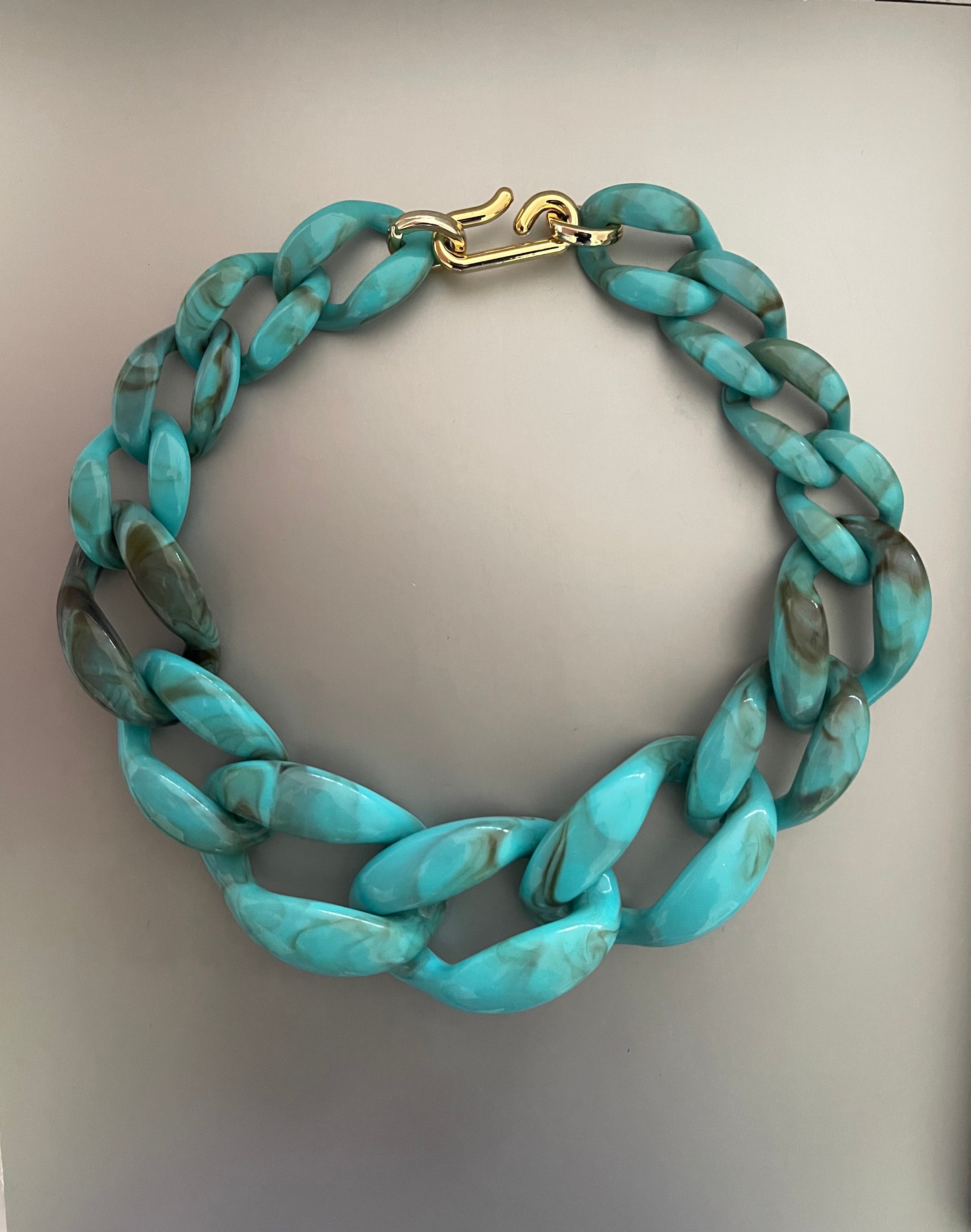 Collar Hippie Chic corto de acrilico en alegres tonos turquesa y broche dorado.