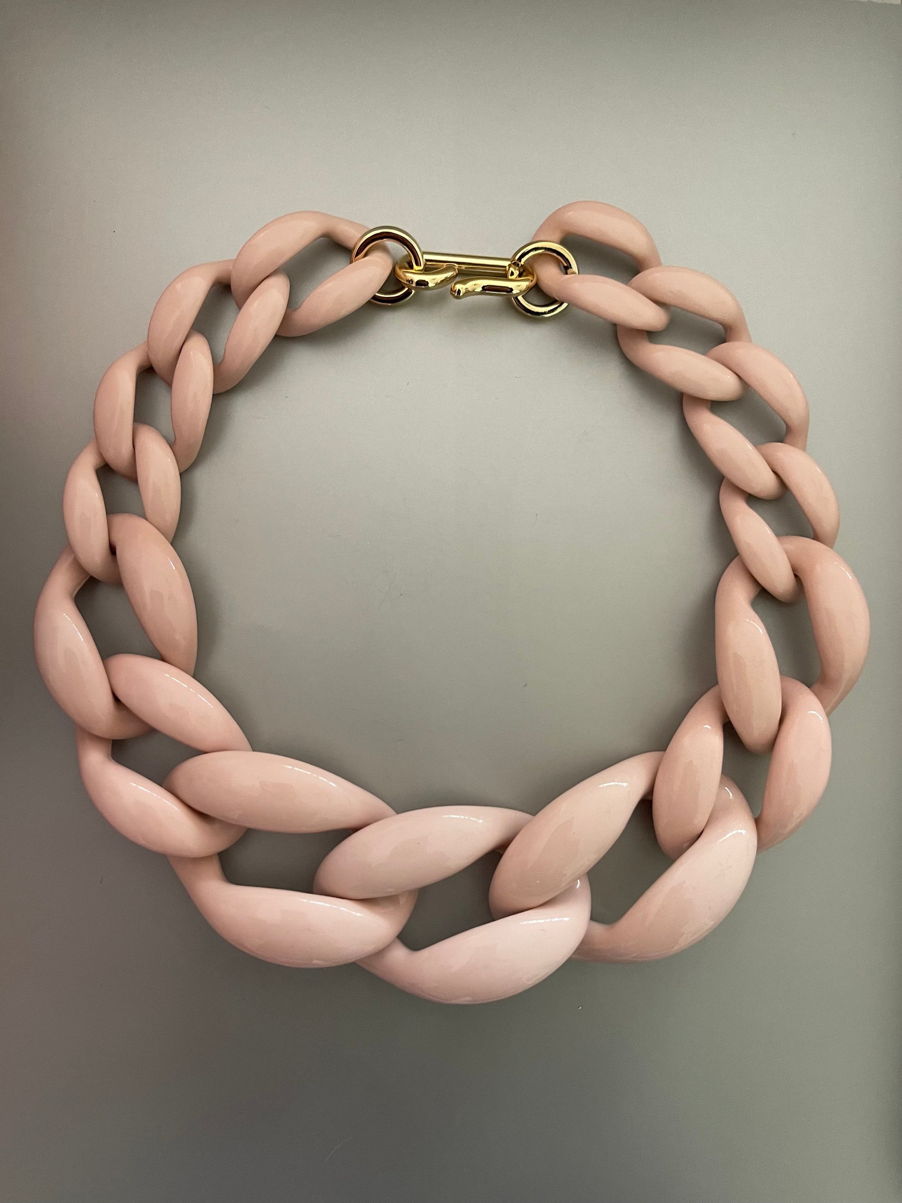 Collar Hippie Chic coro de acrilico en precioso color rosa suave y broche dorado.