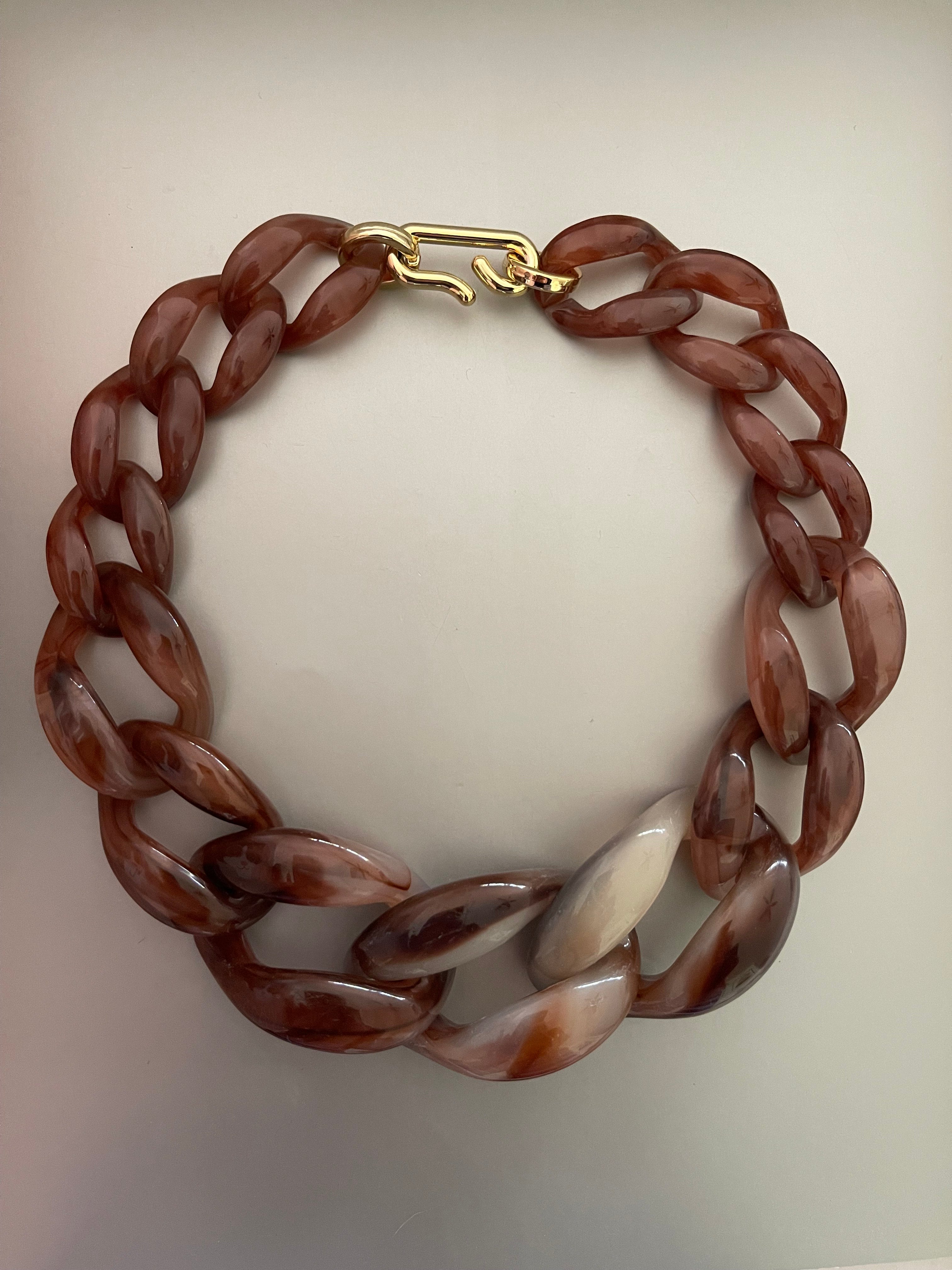 Collar Hippie Chic corto de acrilico en preciosos tonos marron y broche dorado.