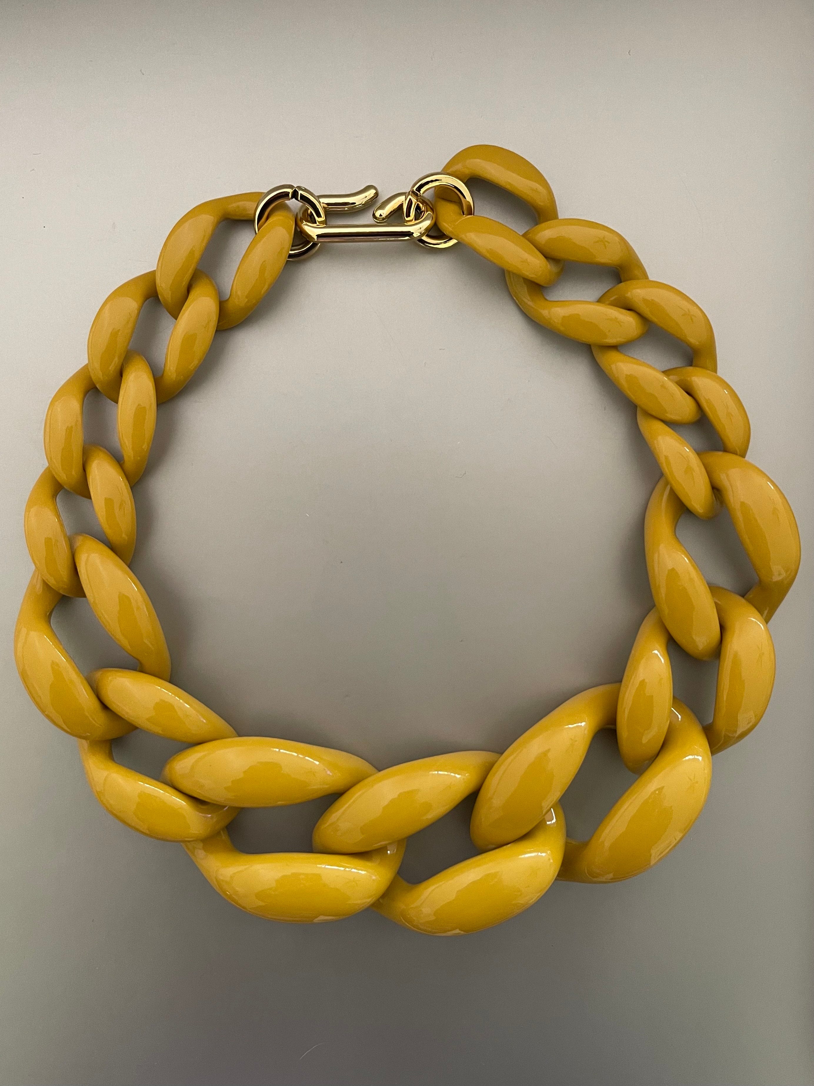 Collar Hippie Chic corto de acrilico en alegre color amarillo mostaza con broche dorado.
