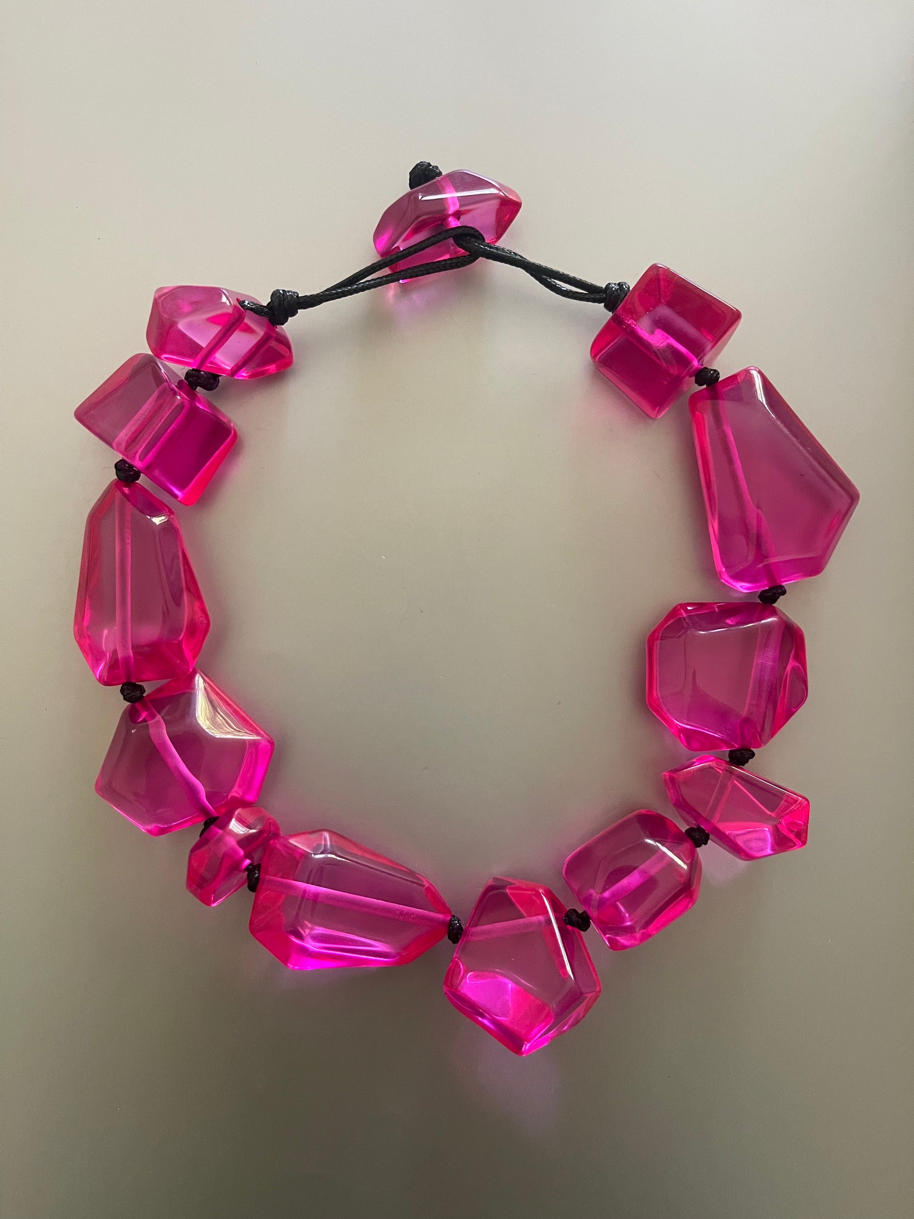 Collar Hippie Chic corto de acrilico en precioso color fucsia.