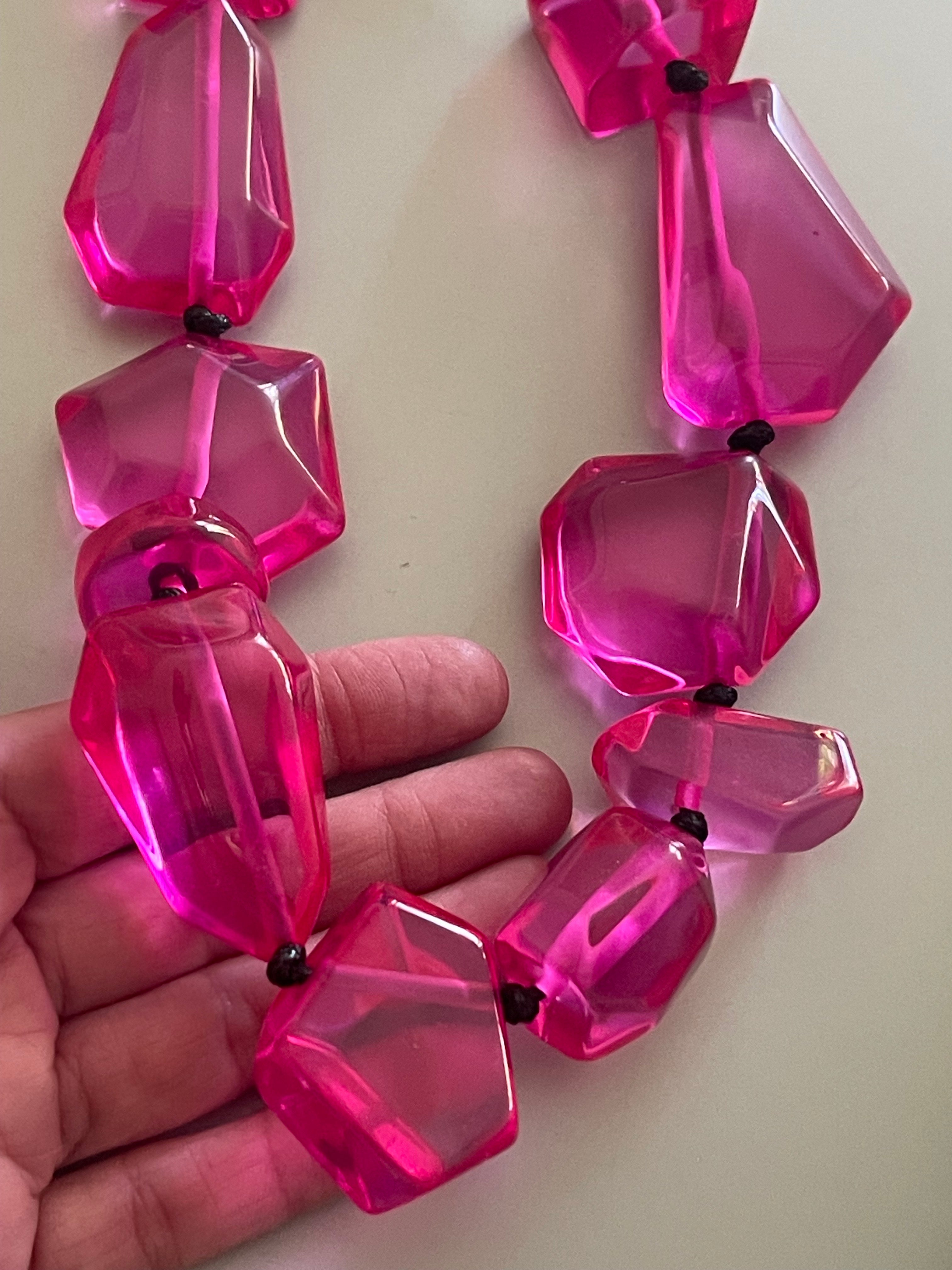 Collar Hippie Chic corto de acrilico en precioso color fucsia.
