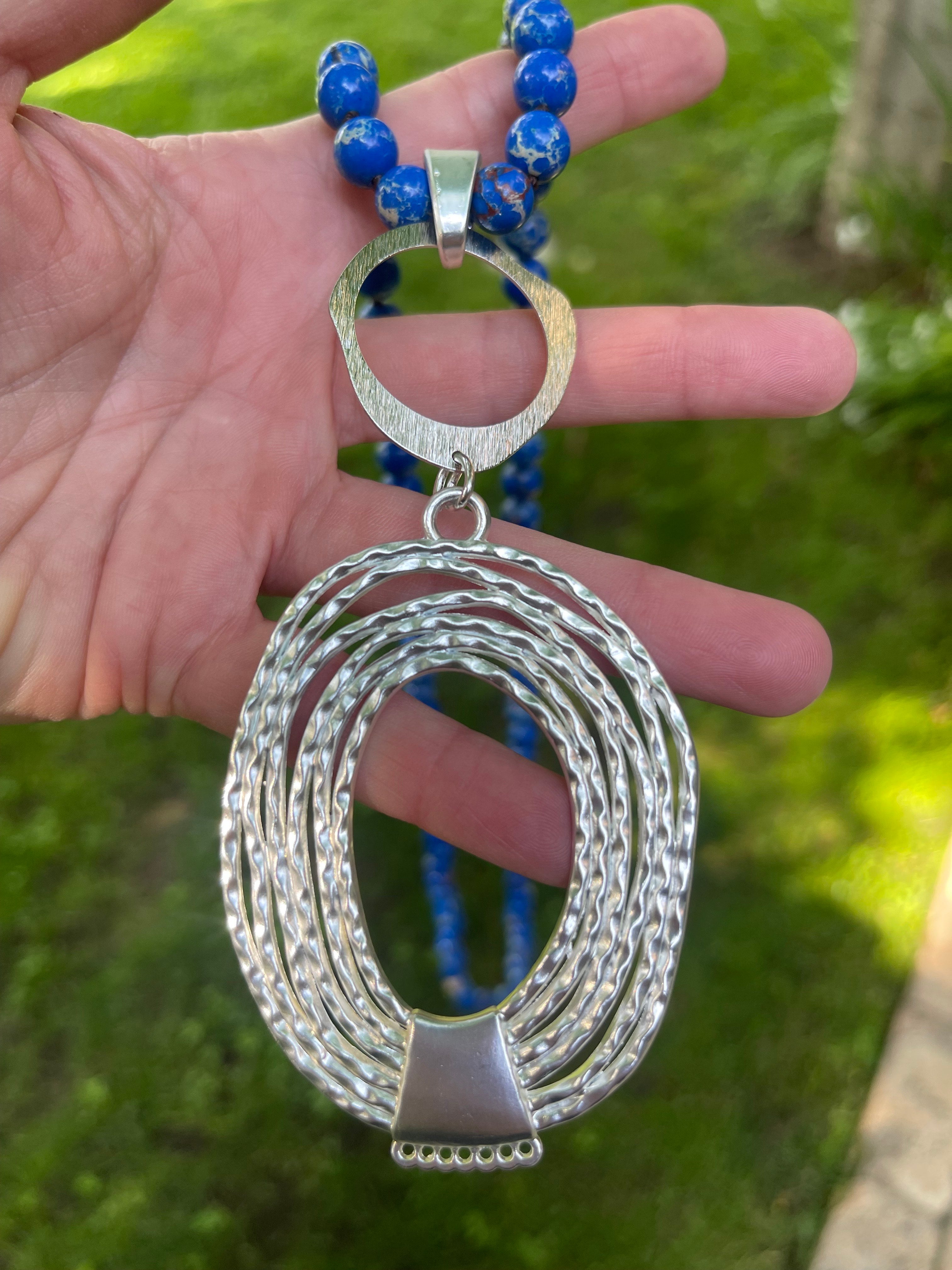 Collar Hippie Chic largo con predcioso colgante pltaedo y alegres piedras naturales anudadas en tonos azulinos con leves vetas blancas.