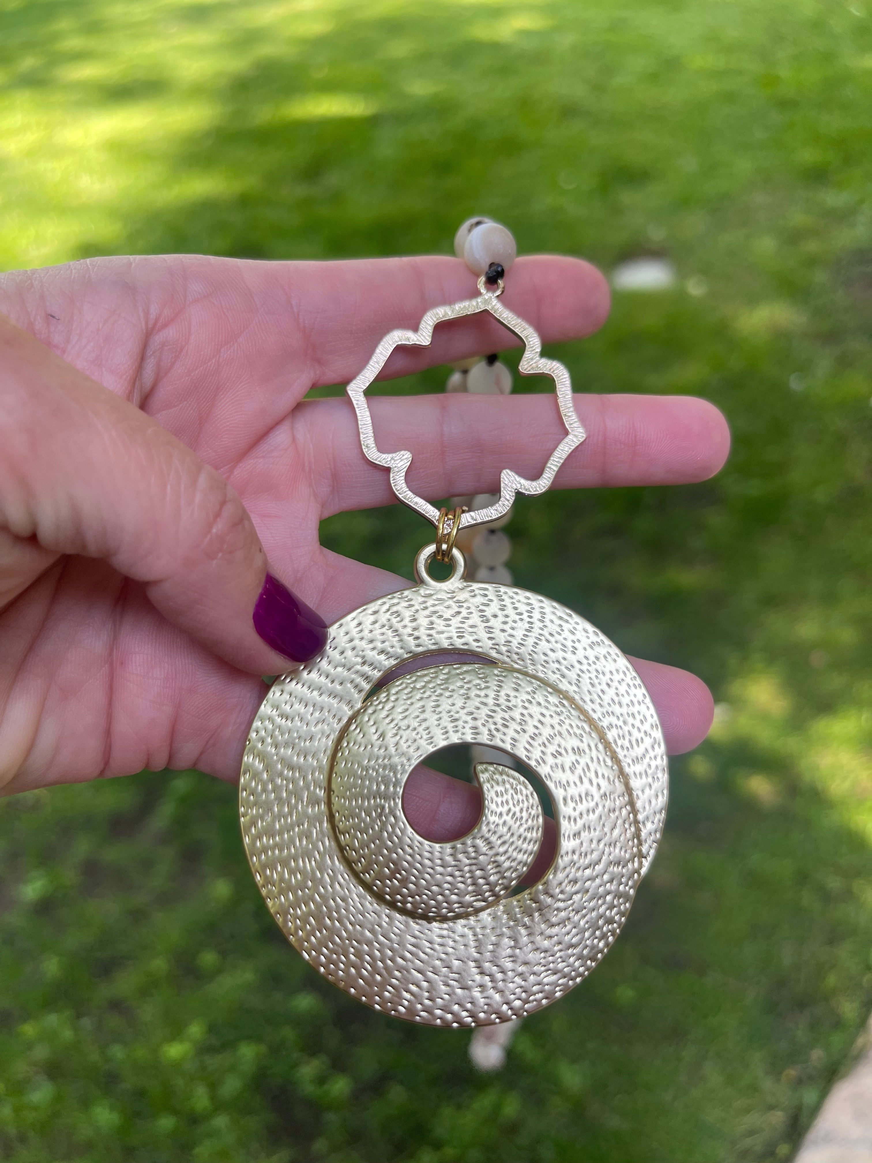 Collar Hippie Chic largo con elegante colgante dorado y piedras naturales rodinadas y anudadas en tonos pastel.