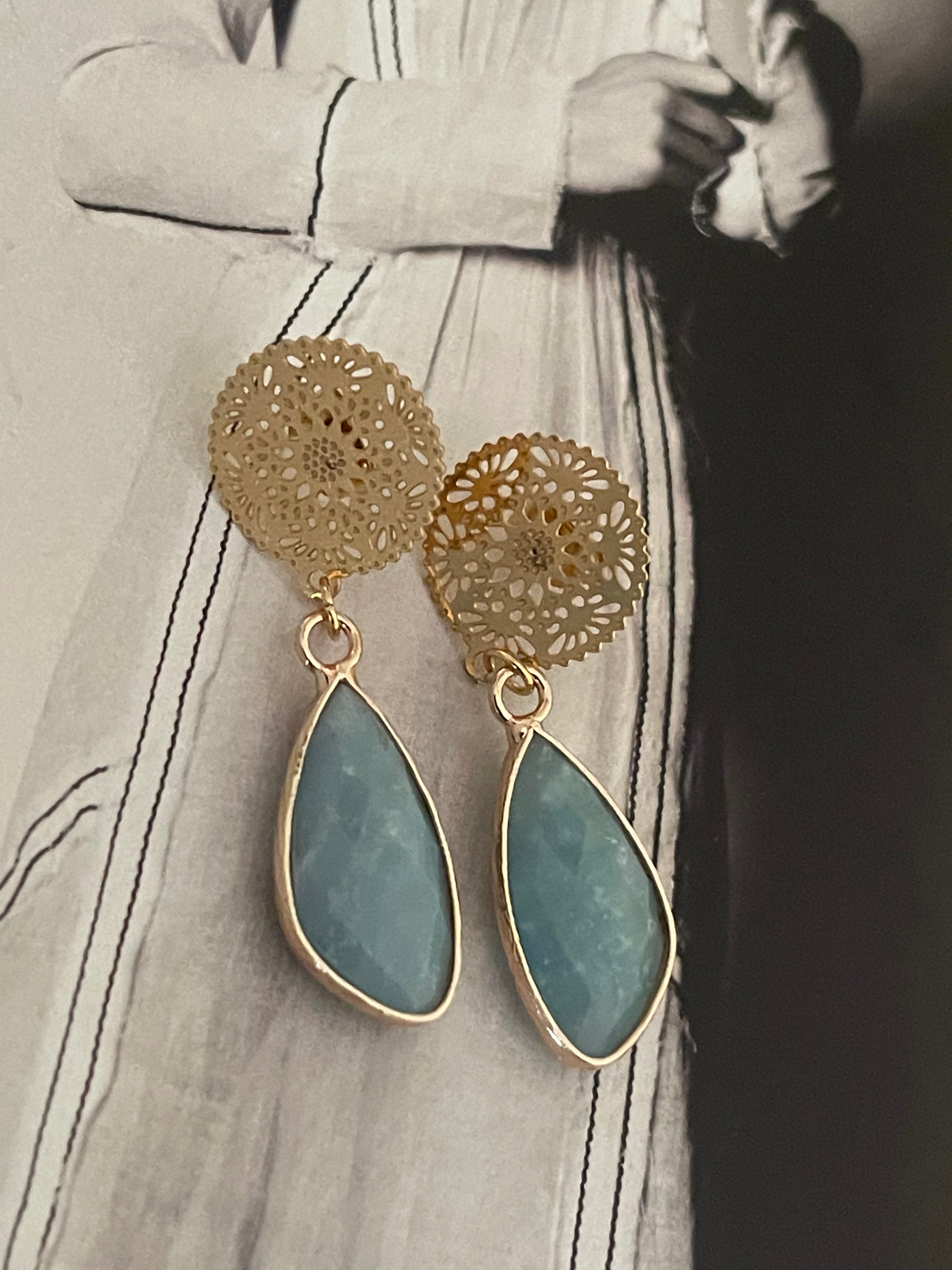 Aros Hippie Chic de acero inoxidable dorado y preciosa piedra natural color turquesa. Largo 4.2 cm.