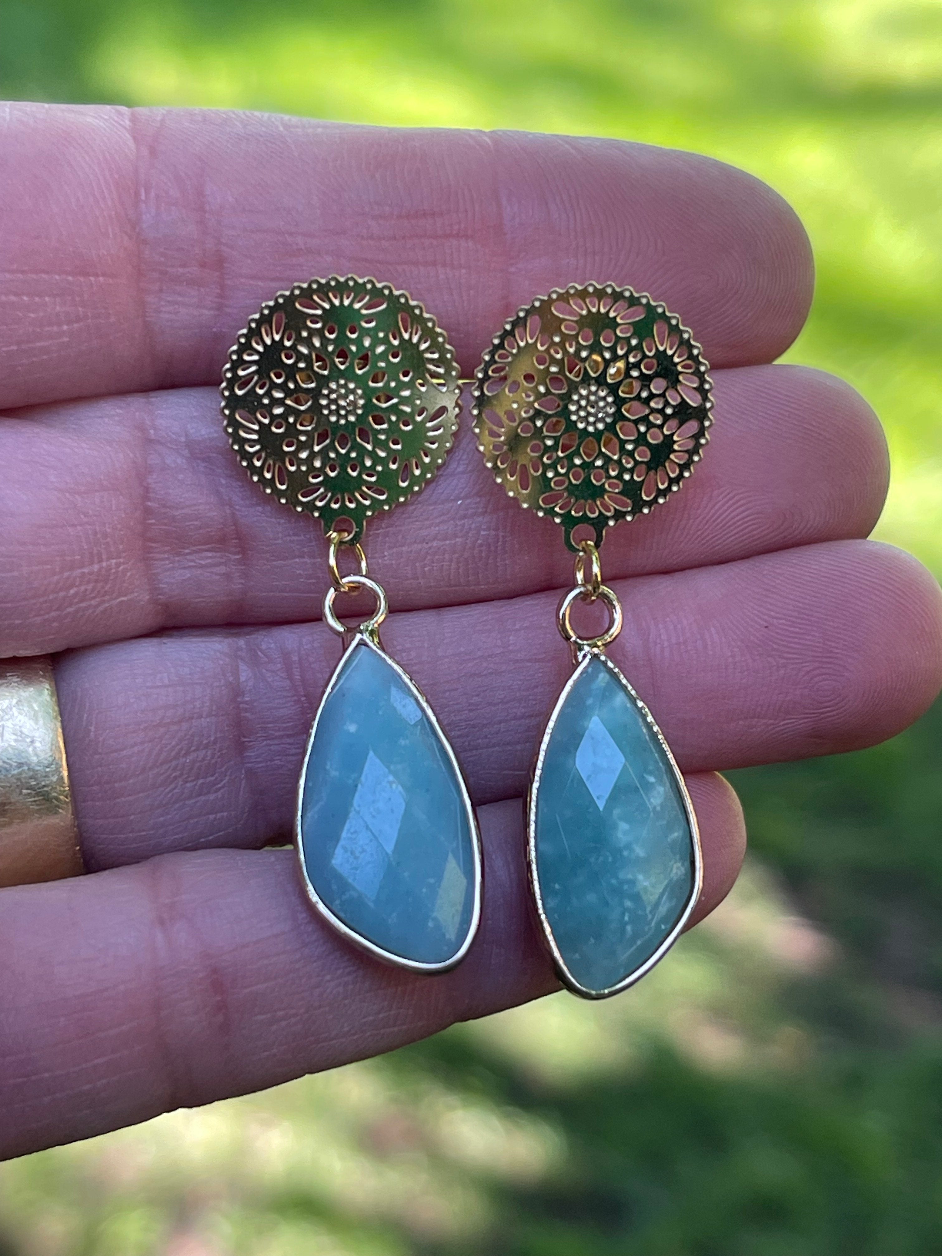 Aros Hippie Chic de acero inoxidable dorado y preciosa piedra natural color turquesa. Largo 4.2 cm.