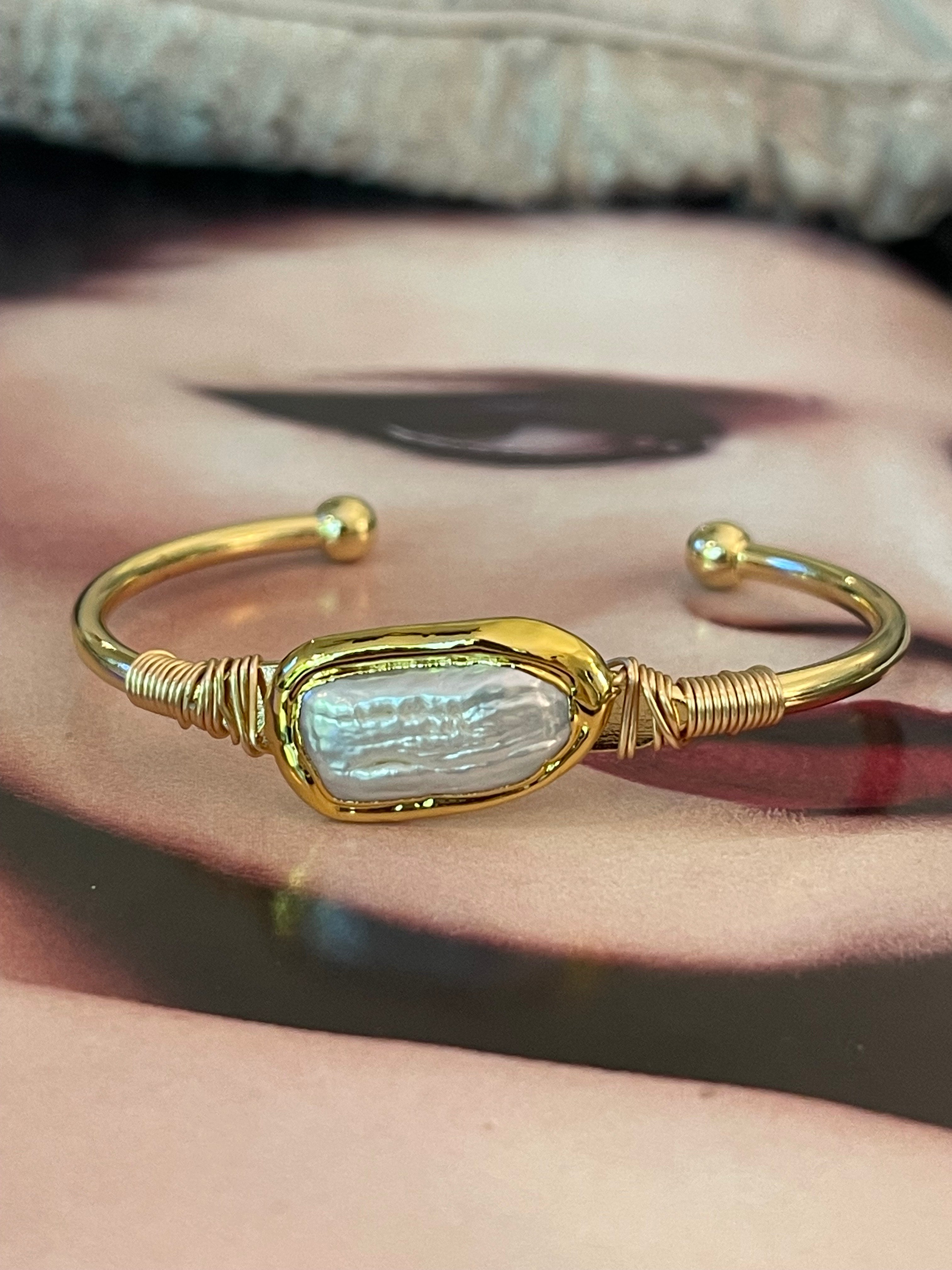 Pulsera Hippie Chic dorada con preciosa perla barroca blanca natural.