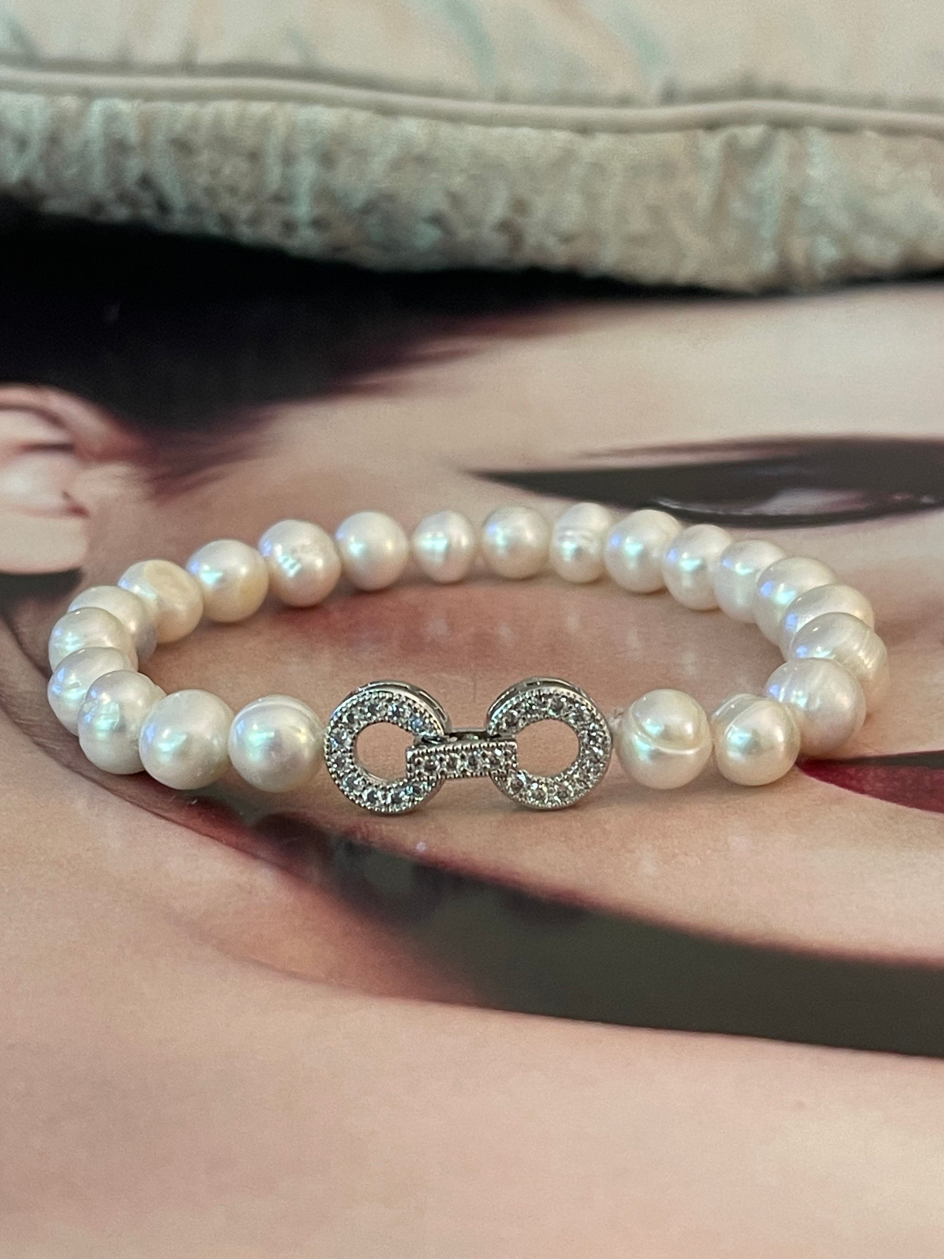 Pulsera Hippie Chic de perlas naturales blancas, bañada en plata y elegante broche de circones