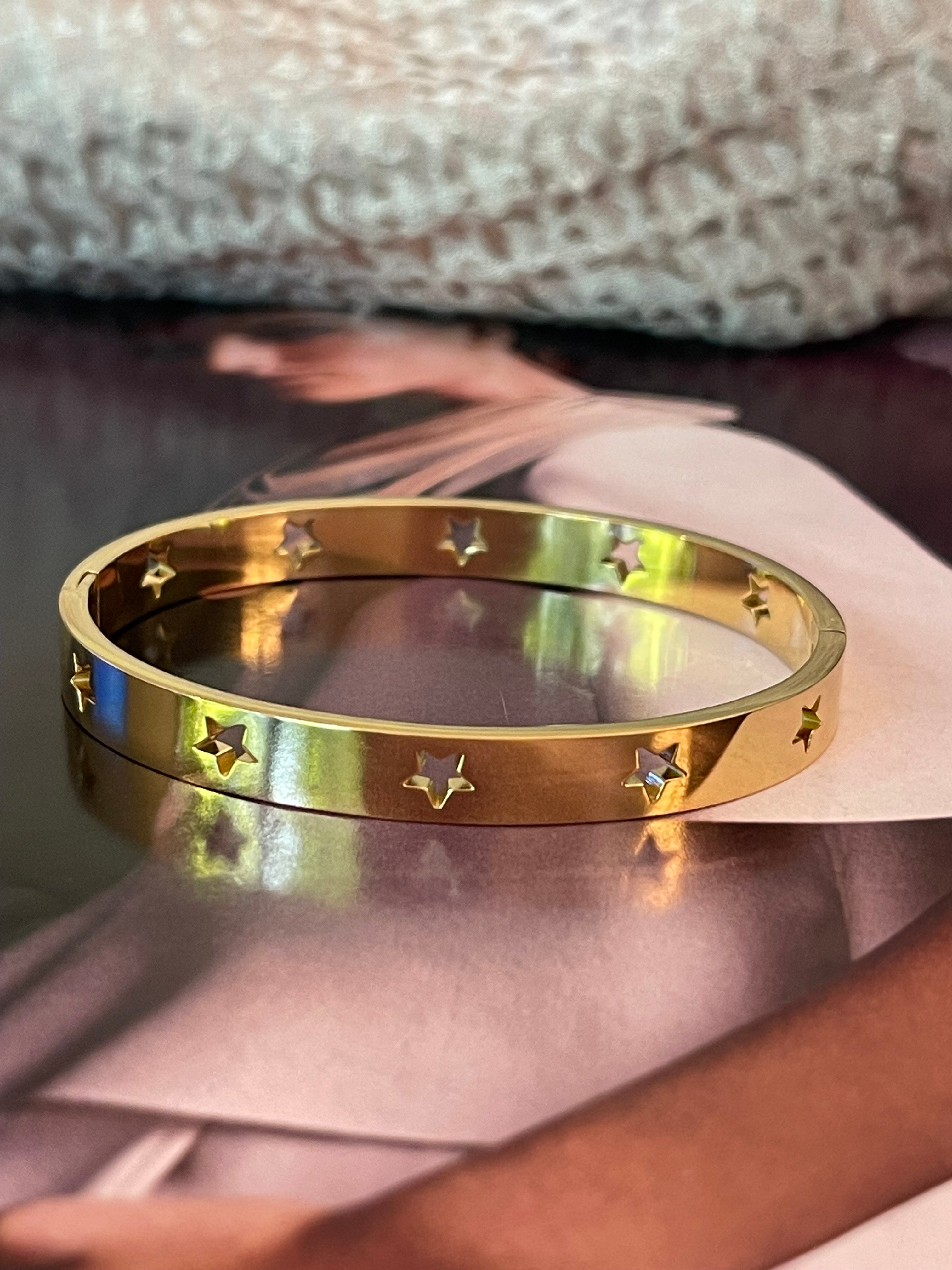 Pulsera Hippie Chic de acero in oxidable dorado y precioso calada de entrellas.