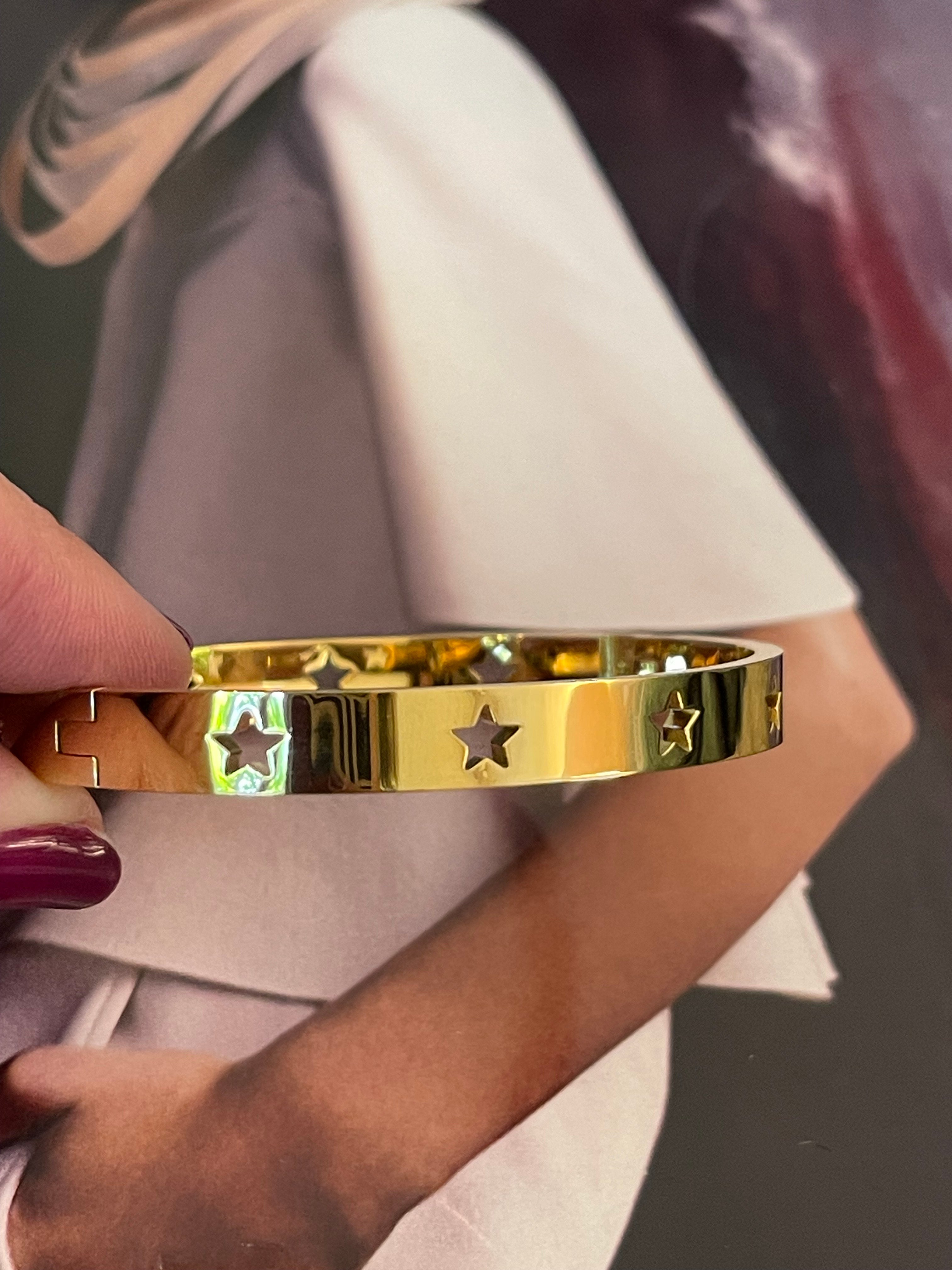 Pulsera Hippie Chic de acero in oxidable dorado y precioso calada de entrellas.