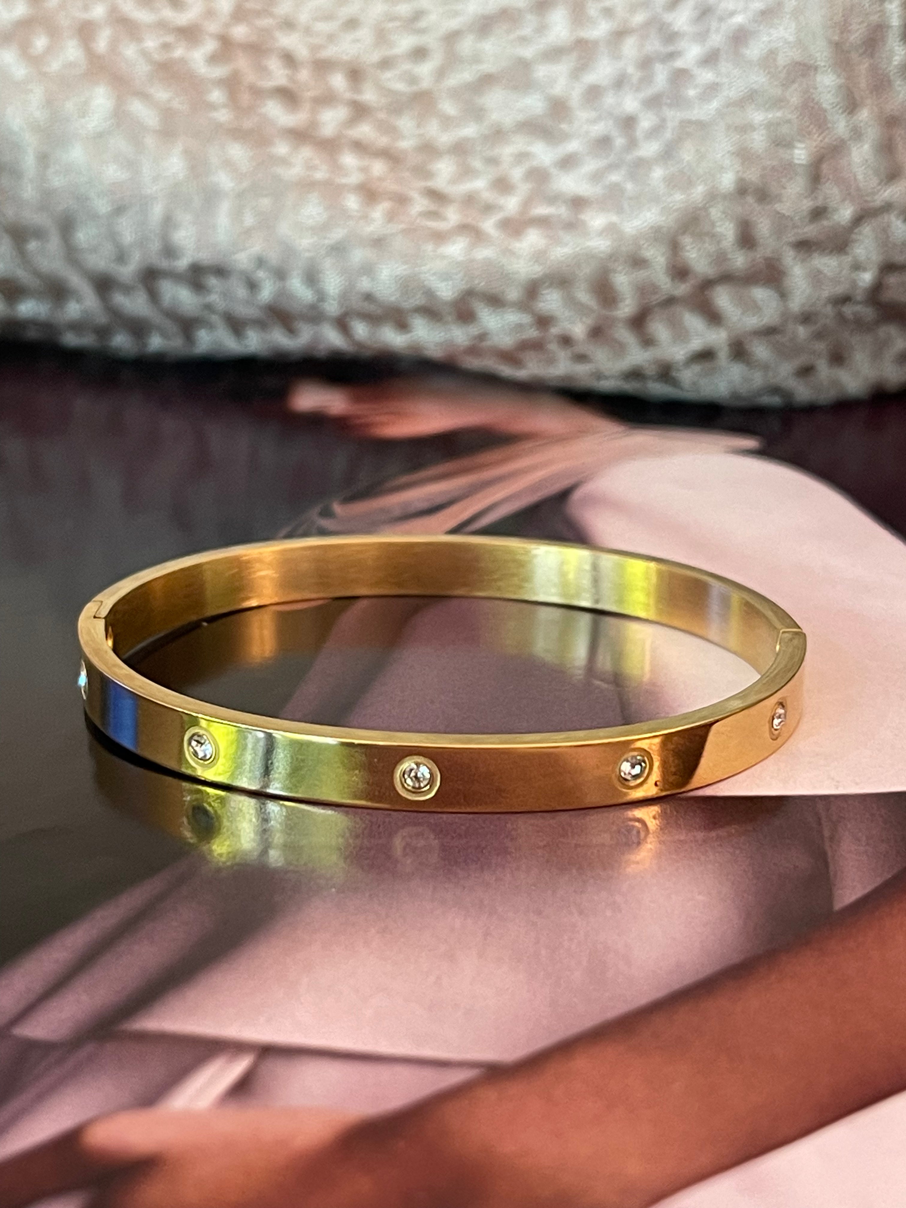 Pulsera Hippie Chic de acero inoxidable dorado y preciosos circones translusidos.