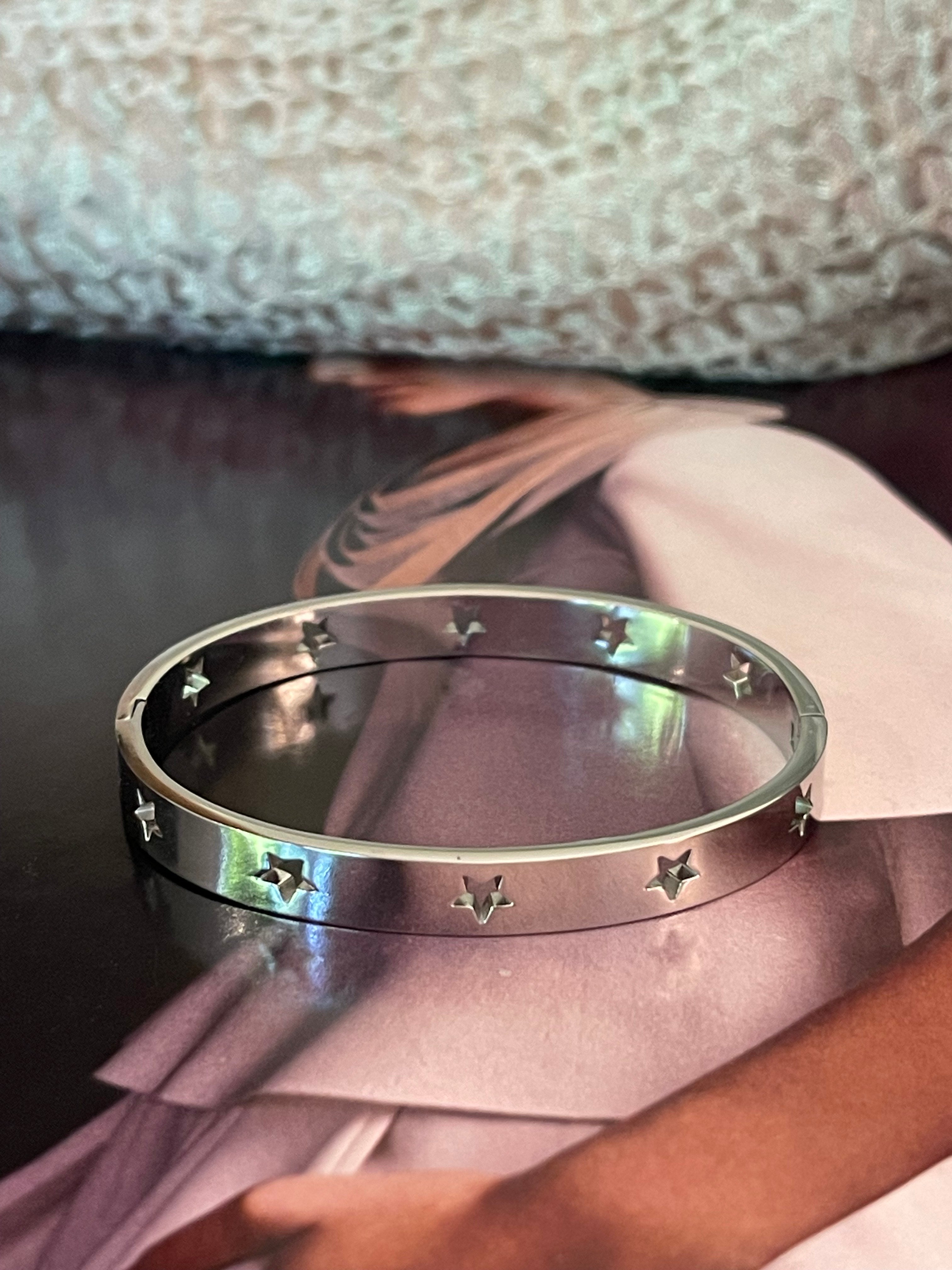 Pulsera Hippie Chic de acero inoxidable plateado y precioso calado de entrellas.