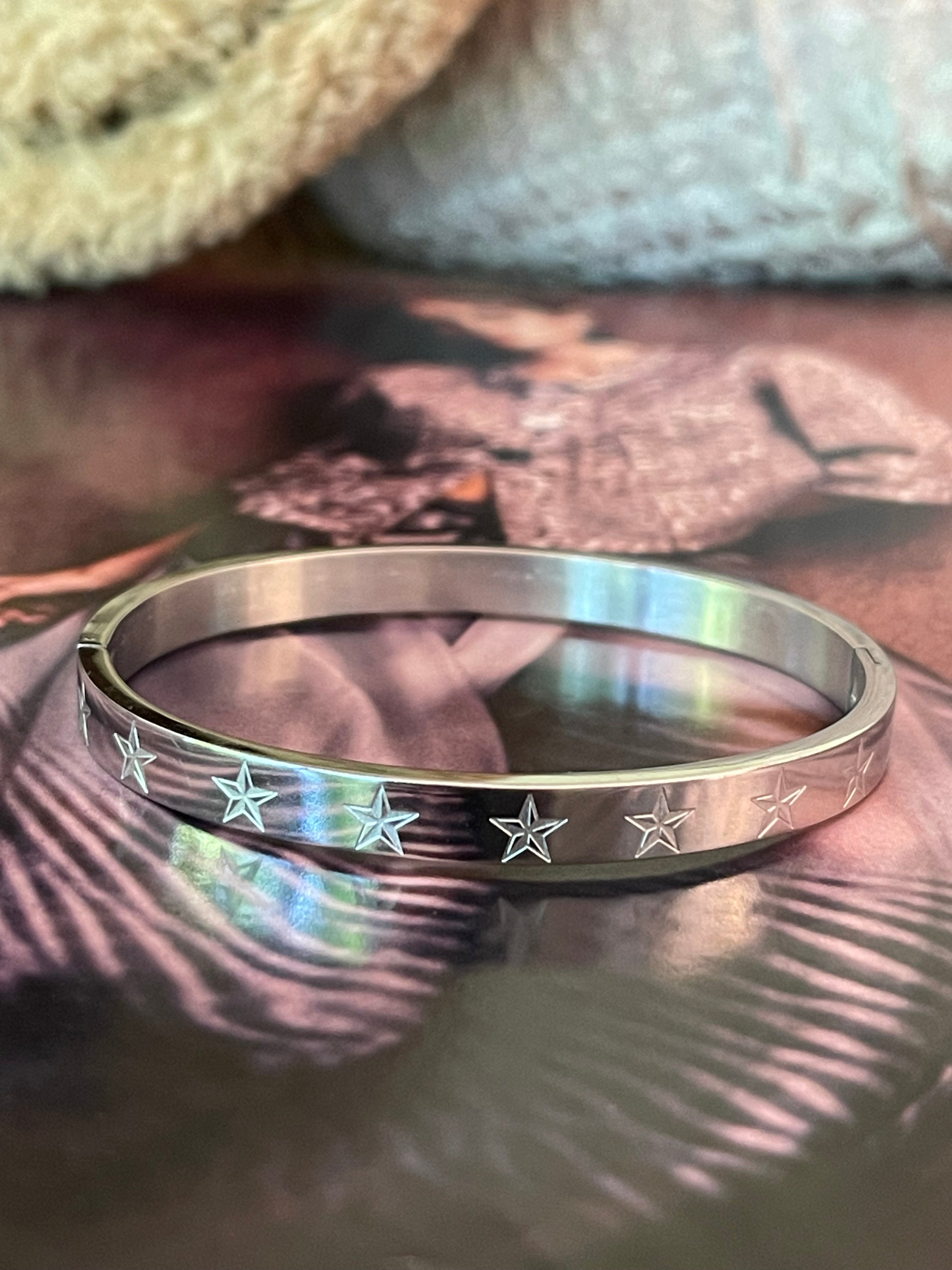 Pulsera Hippie Chic en acero inoxidable plateado y elegantes estrellas precaladas.