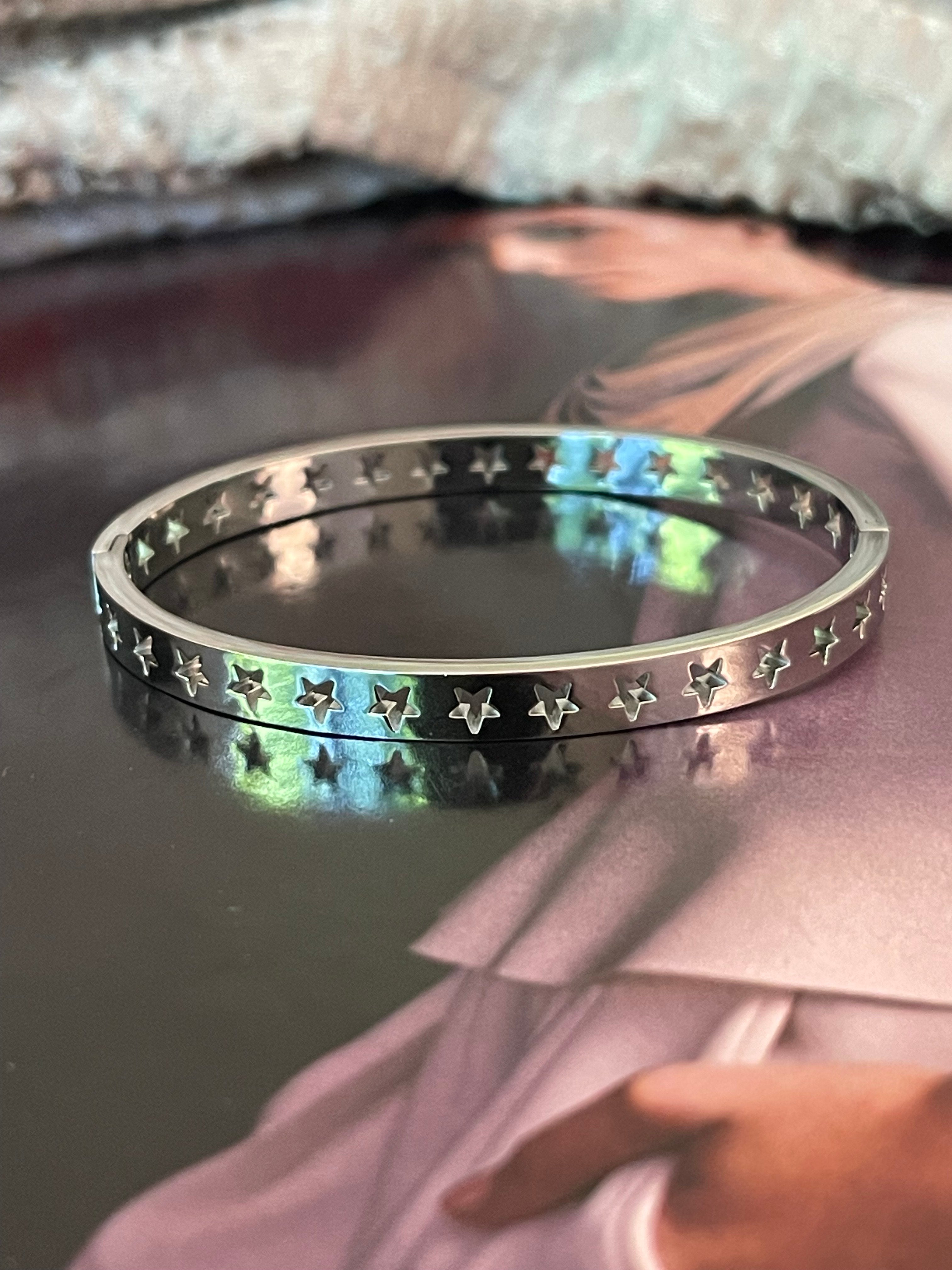 Pulsera Hippie Chic en acero inoxidable plateado y precioso calado de estrellas.