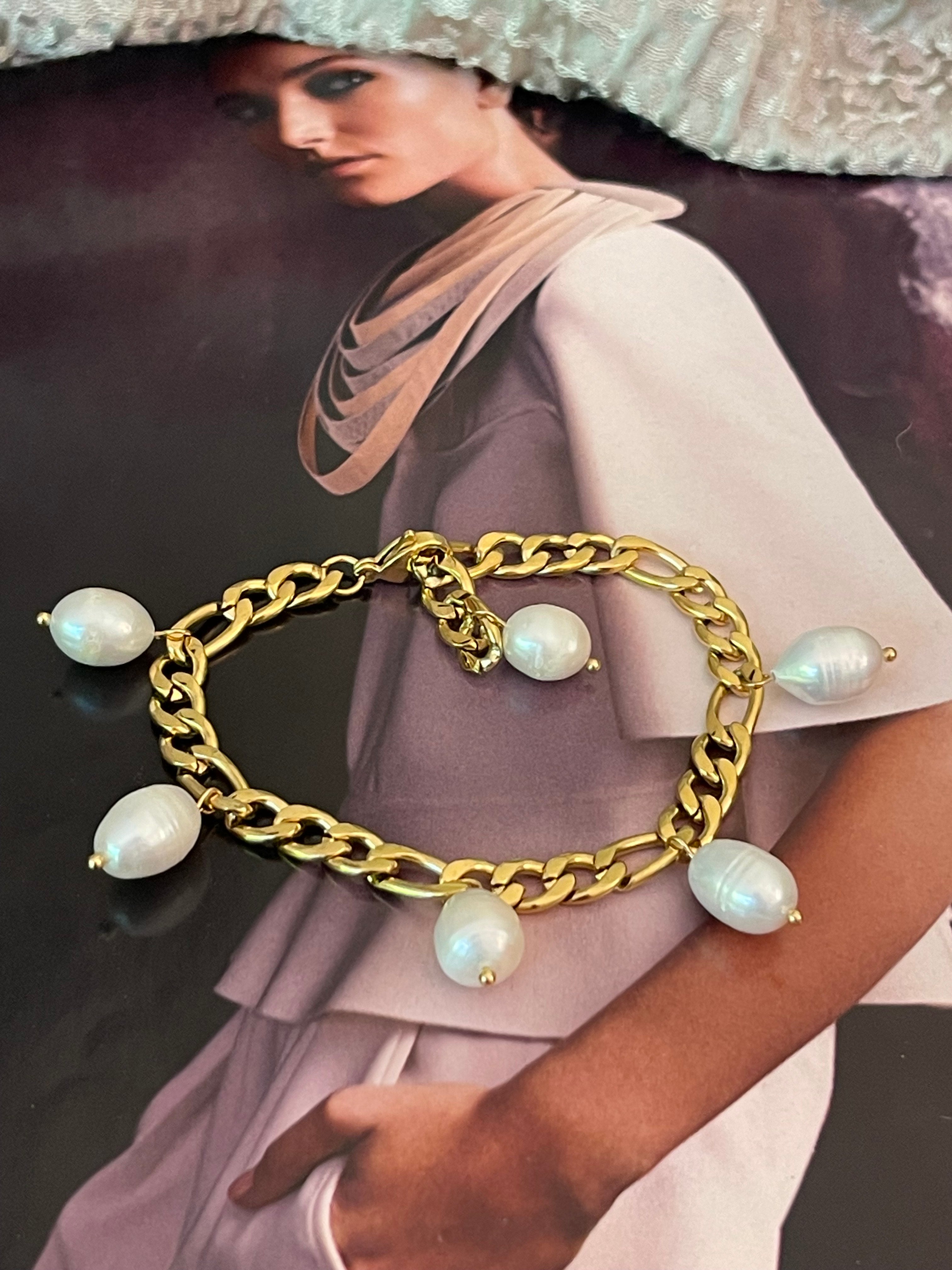 Pulsera Hippie Chic de cadena gruesa de acero inoxidable dorado y preciosas perlas naturales blancas