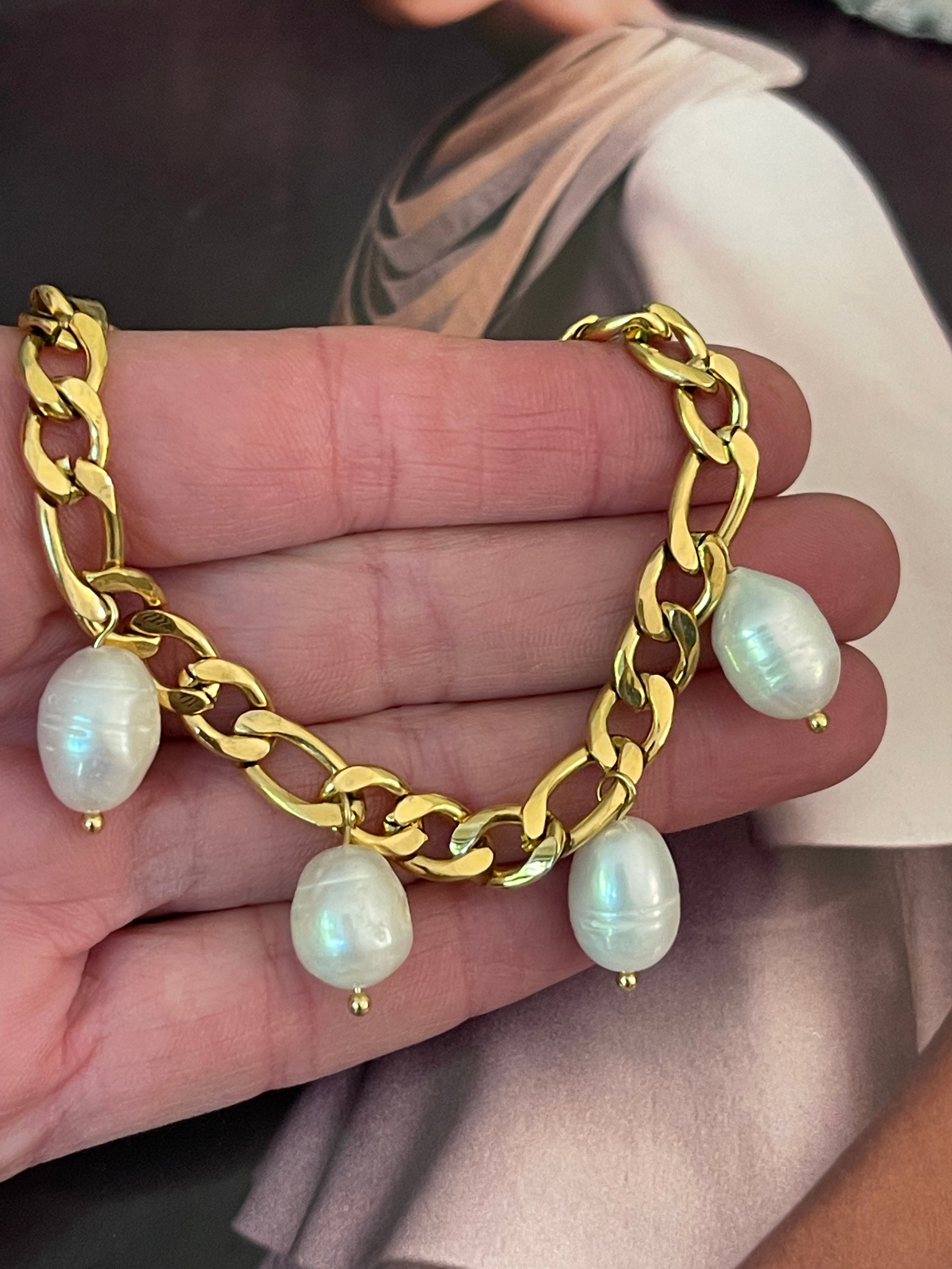 Pulsera Hippie Chic de cadena gruesa de acero inoxidable dorado y preciosas perlas naturales blancas