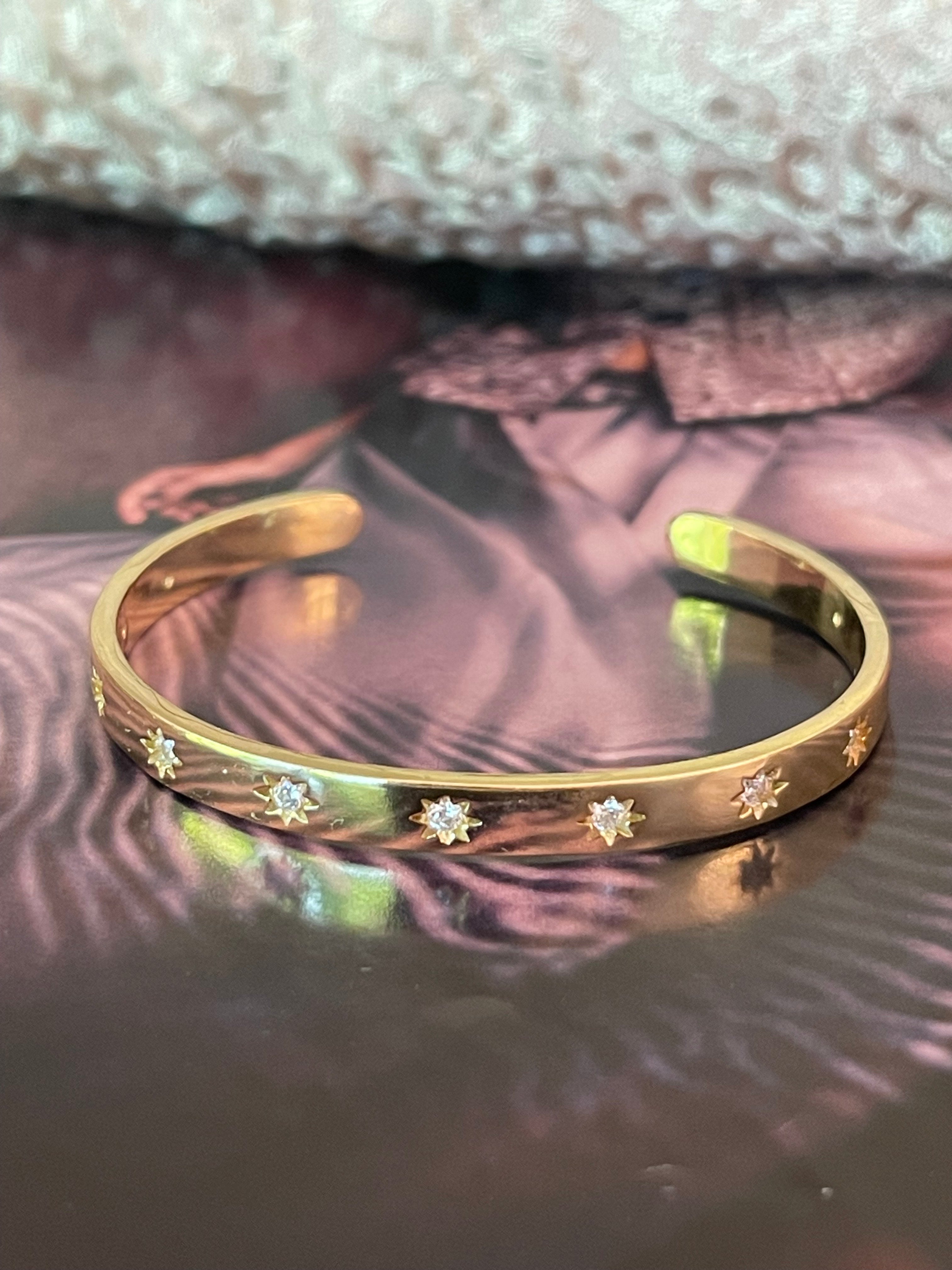 Pulsera Hippie Chic dorada y preciosos circones de estrella.