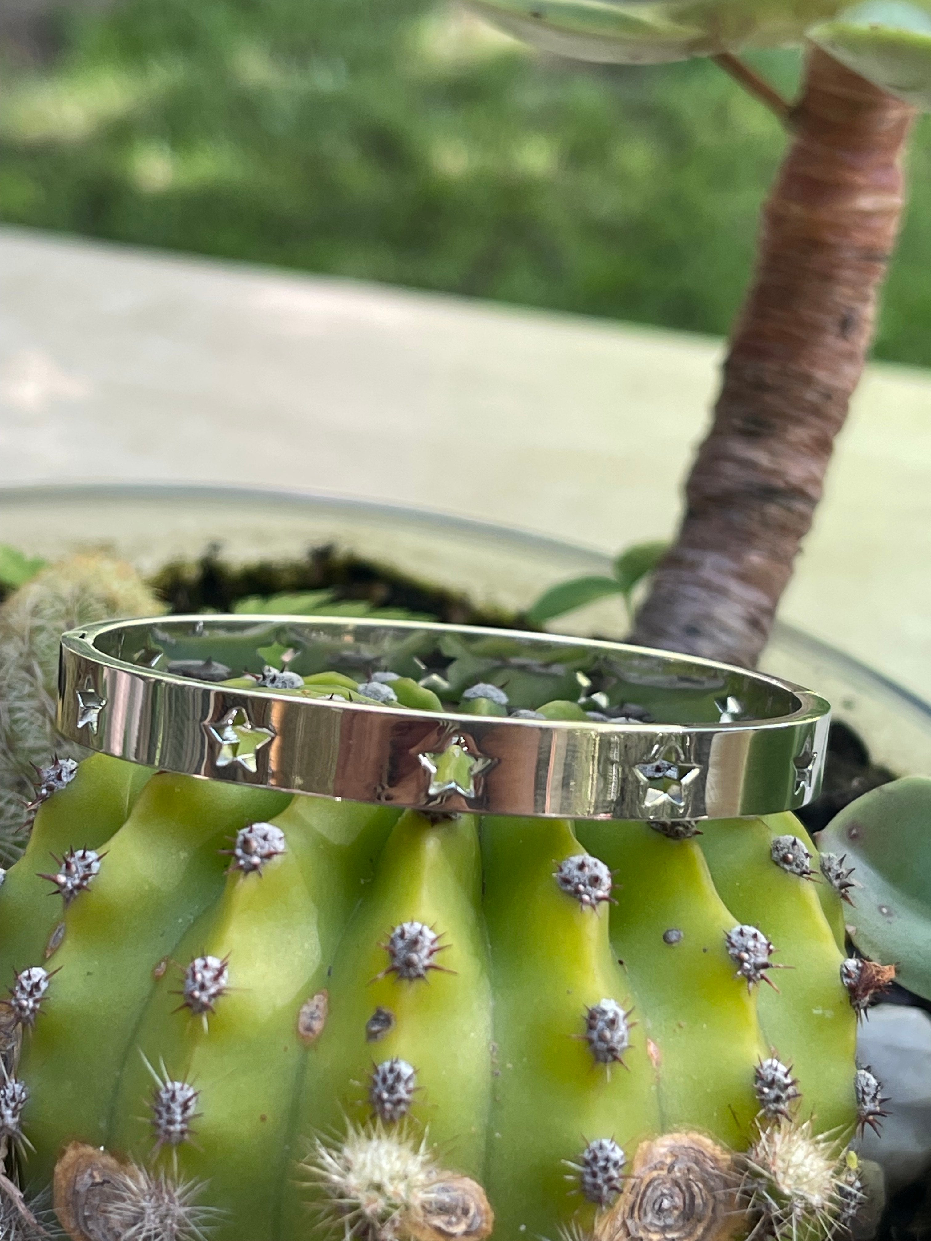 Pulsera Hippie Chic de acero inoxidable plateado y precioso calado de entrellas.